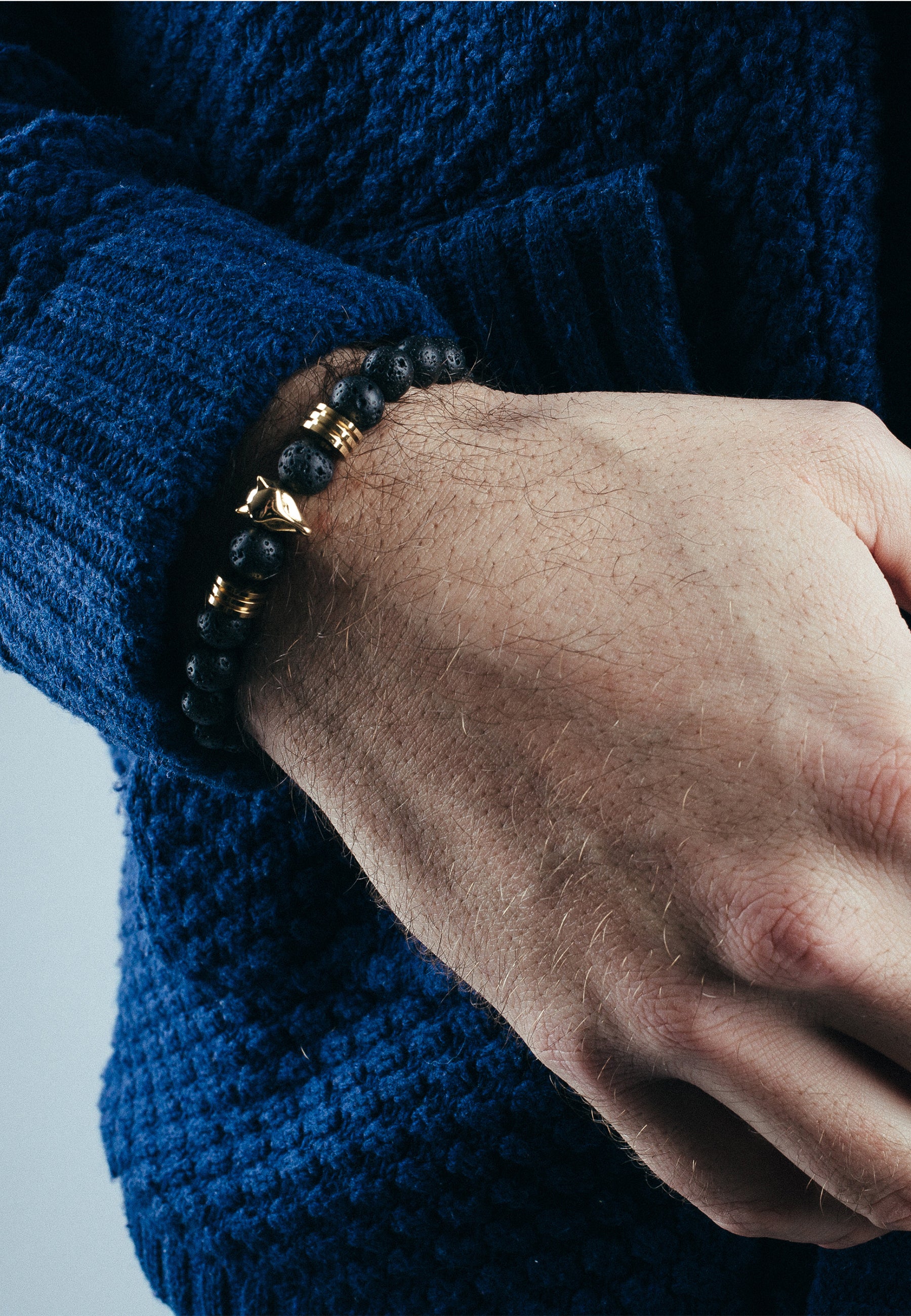 AK-B-OBS-05-Akitsune-Obsidian-Beaded-Bracelet-Fox-Gold-Black-Lava-Model-5x4