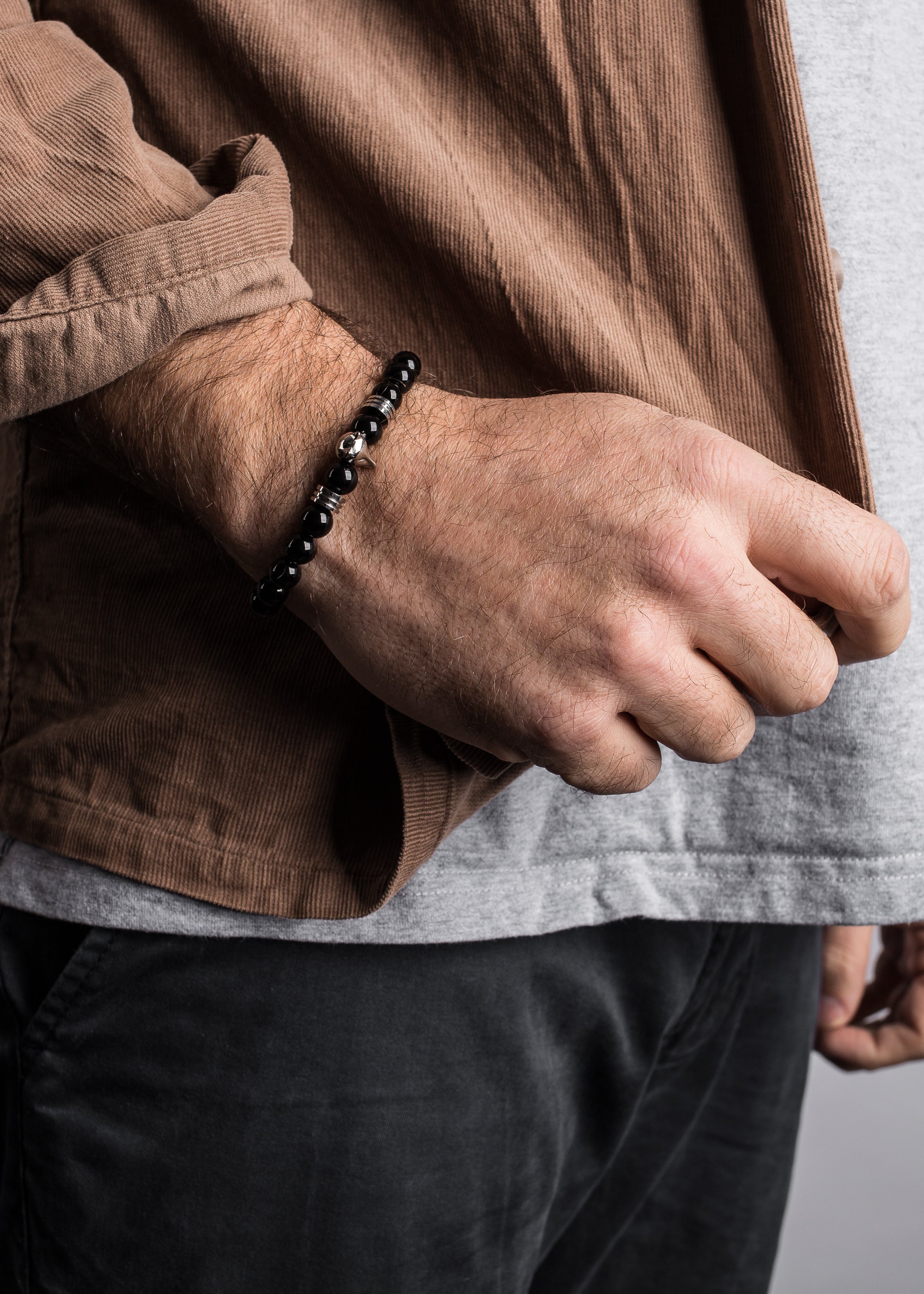 AK-B-OBS-06-Akitsune-Obsidian-Beaded-Bracelet-Fox-Silver-Black-Model-5x4