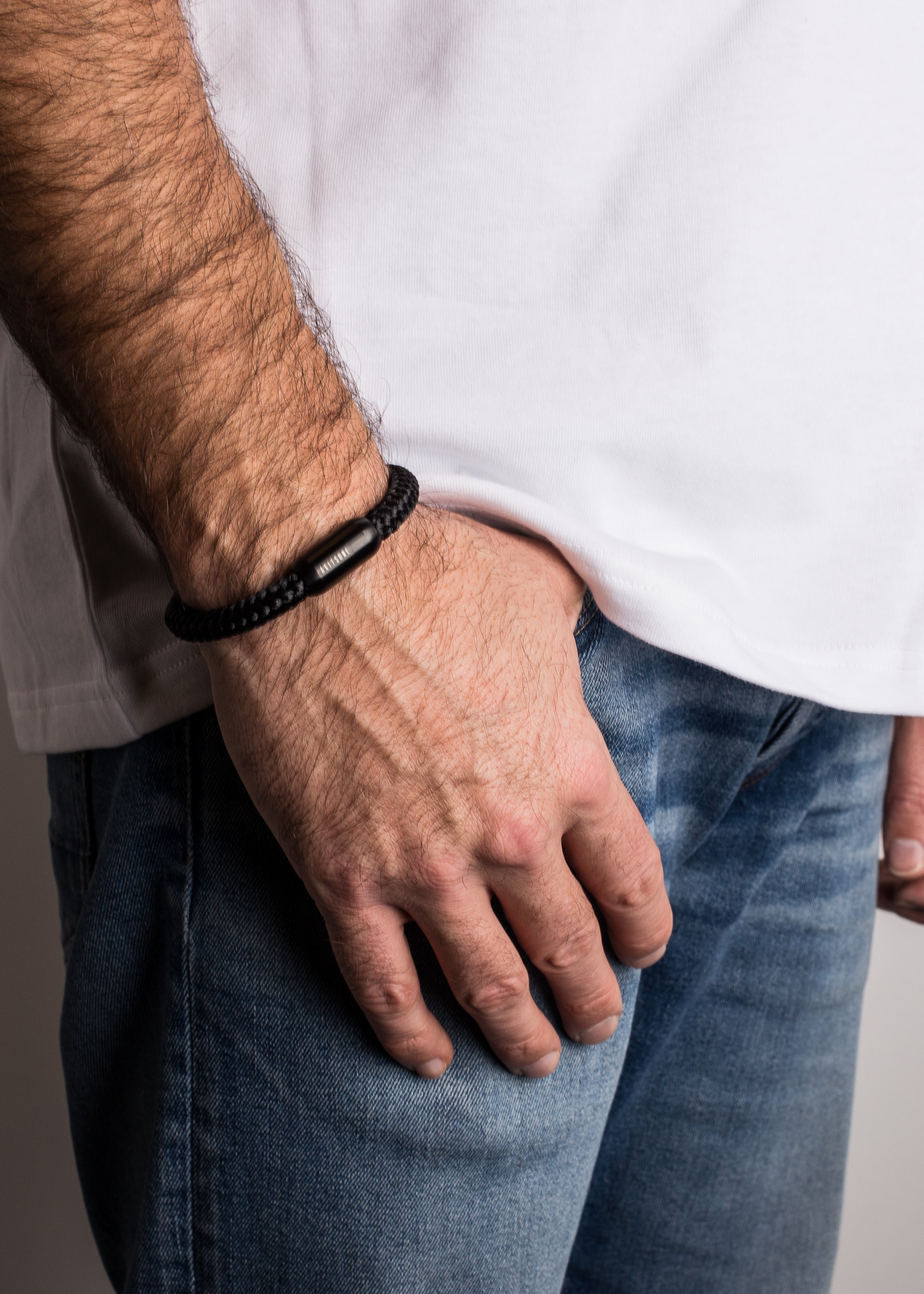 AK-B-POR-05-Akitsune-Portus-Nautical-Bracelet-Black-Black-Model-2-5x4