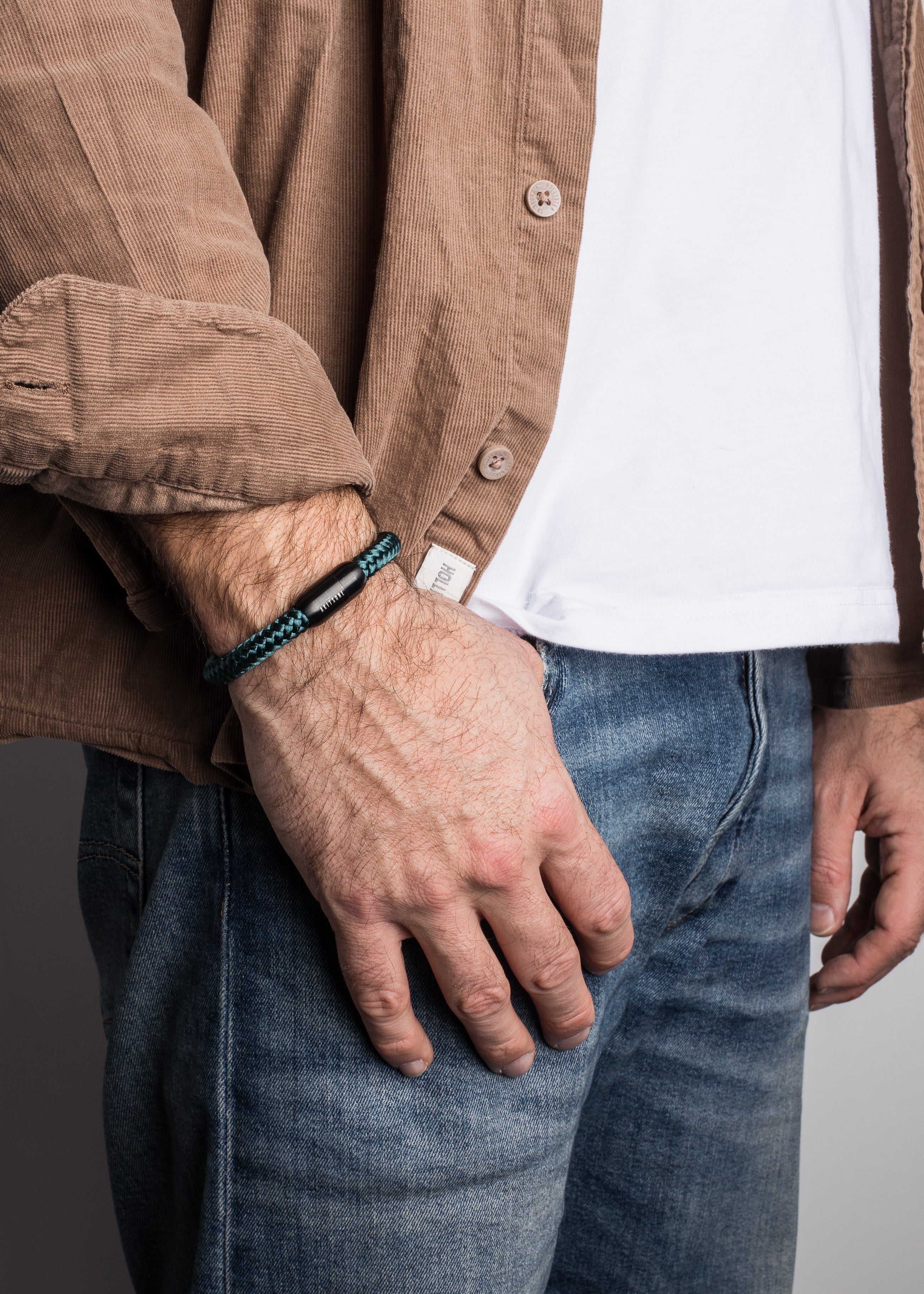 AK-B-POR-11-Akitsune-Portus-Bracelet-Nautical-Black-Green-Model-2