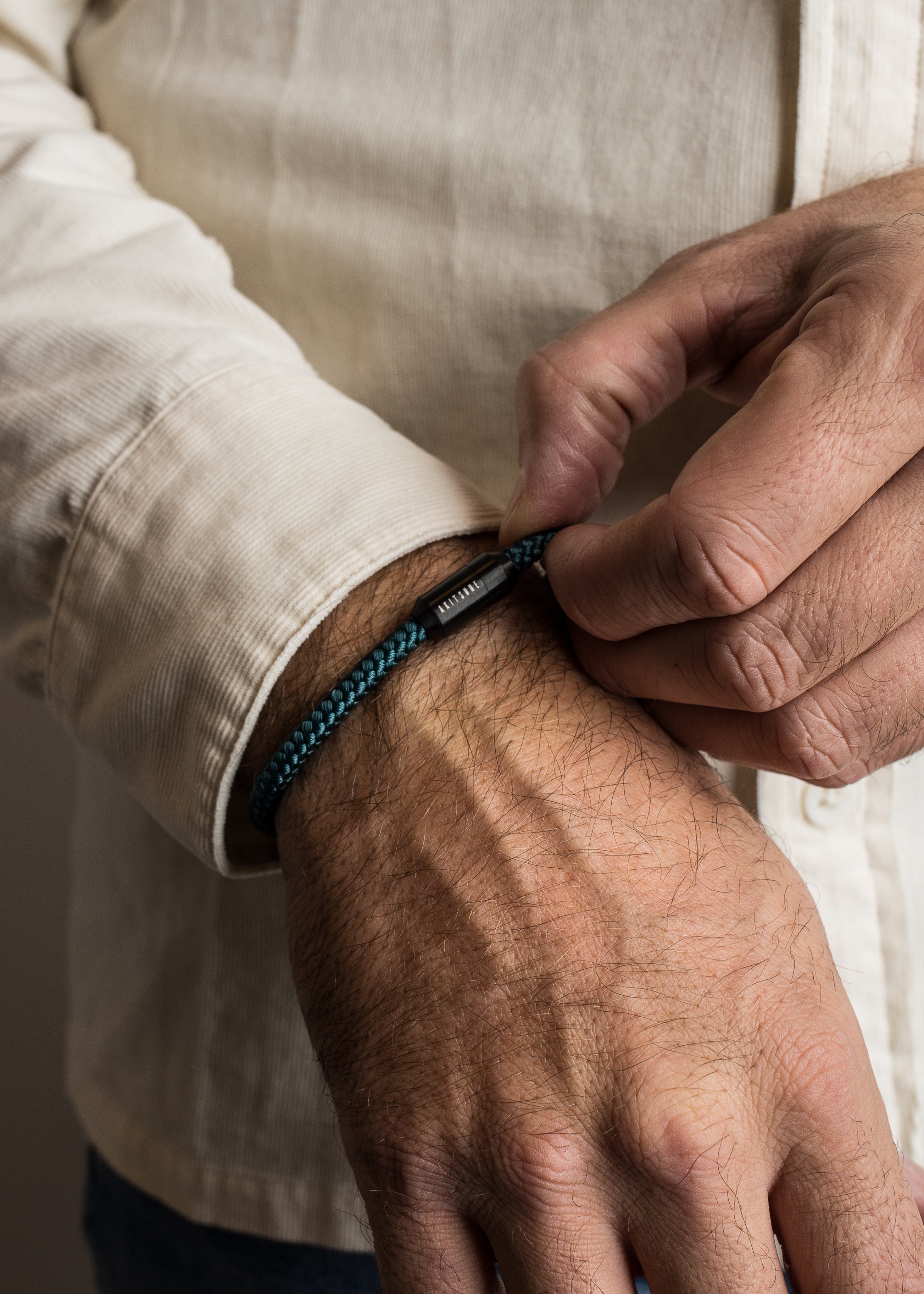 AK-B-SILV-18-Akitsune-Silva-Nylon-Bracelet-Black-Green-Model