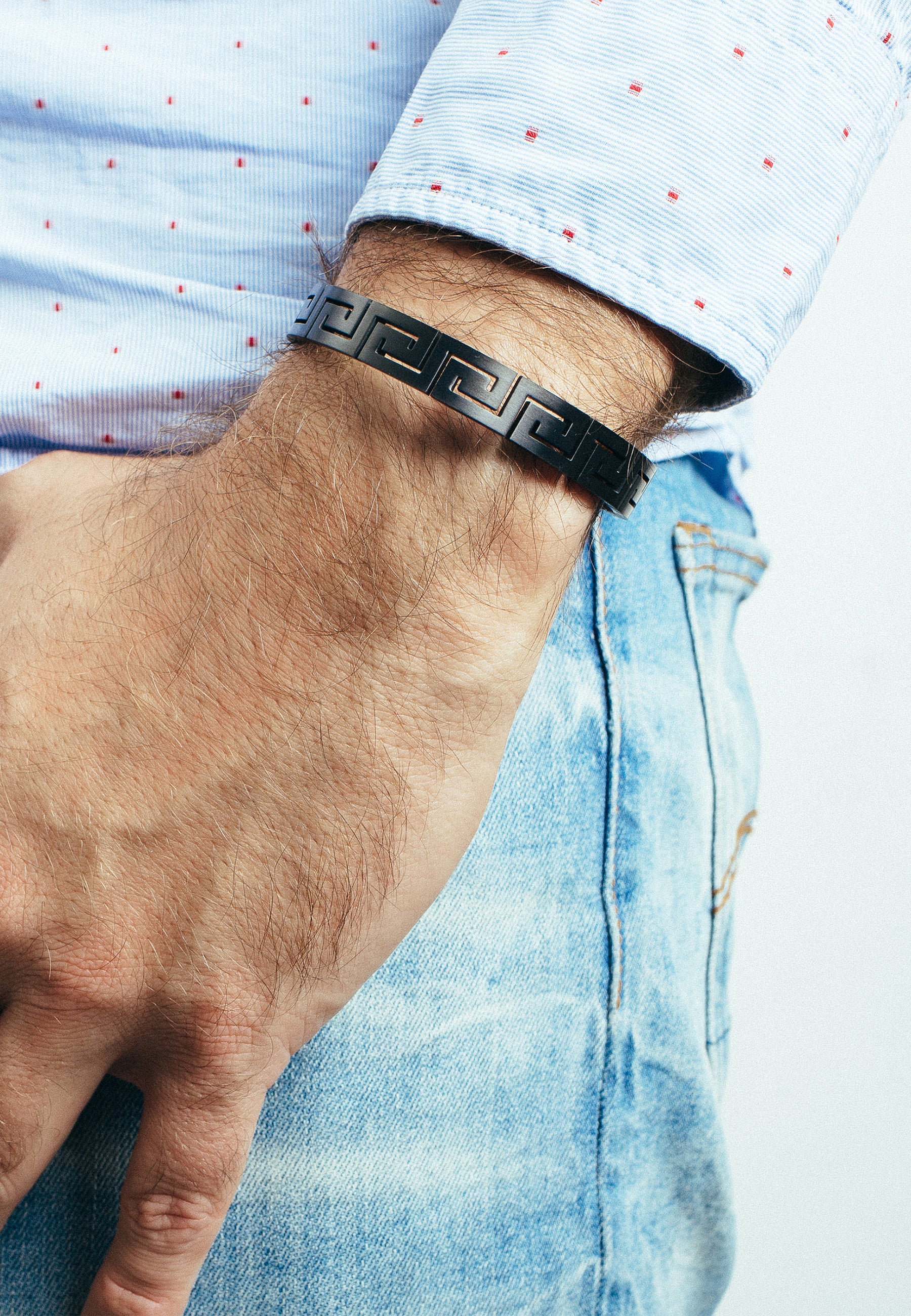 AK-CB-ARG-01-Akitsune-Argius-Meander-Bangle-Matte-Black-Model-2