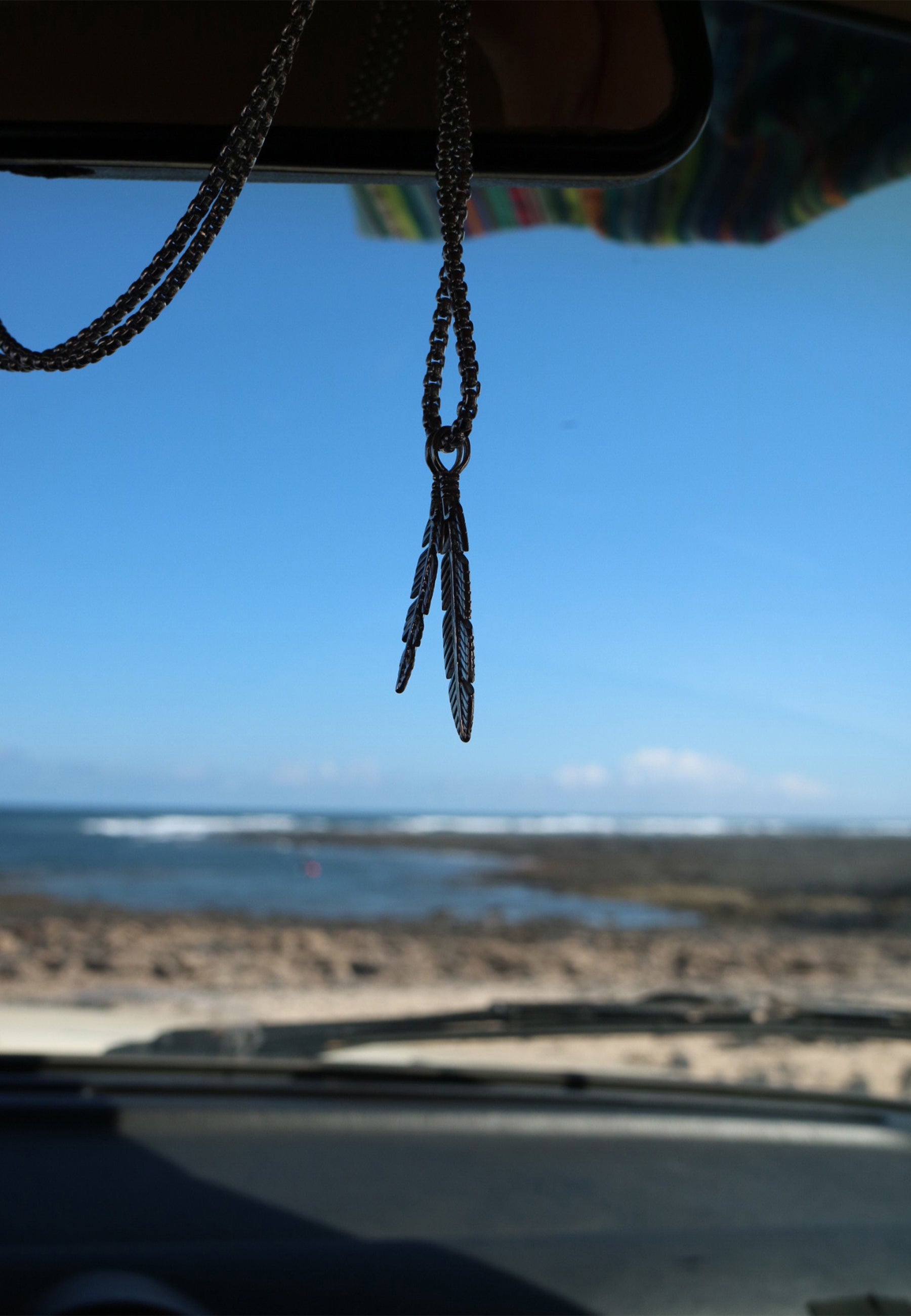 AK-PEN-LEV-01-Akitsune-Levitas-Feather-Pendant-Necklace-Black-Mood