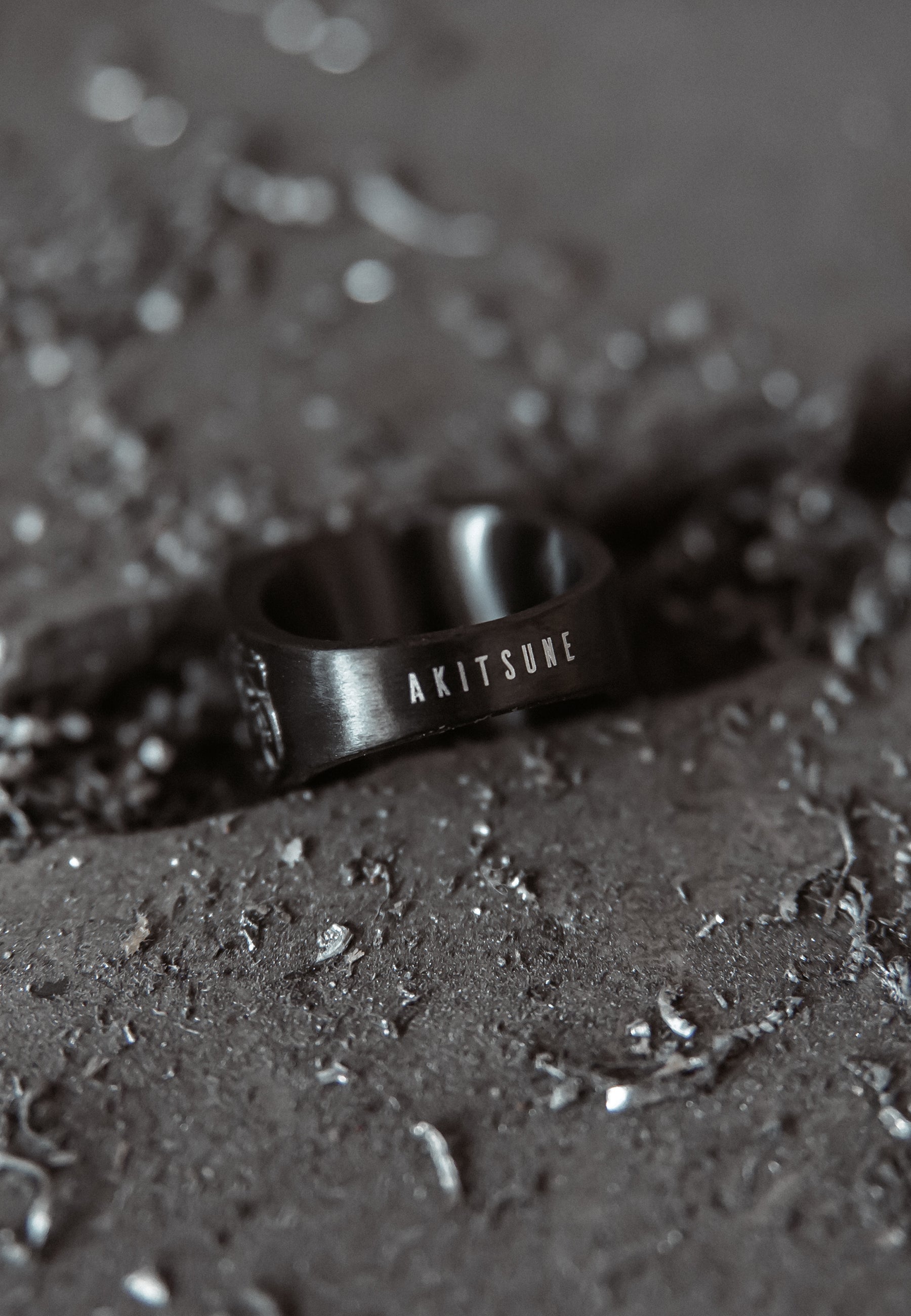 AK-R-FLO-01-Akitsune-Floris-Ring-Matte-Black-Floral-Ornament-Mood-3U3E80OZtRvvKc