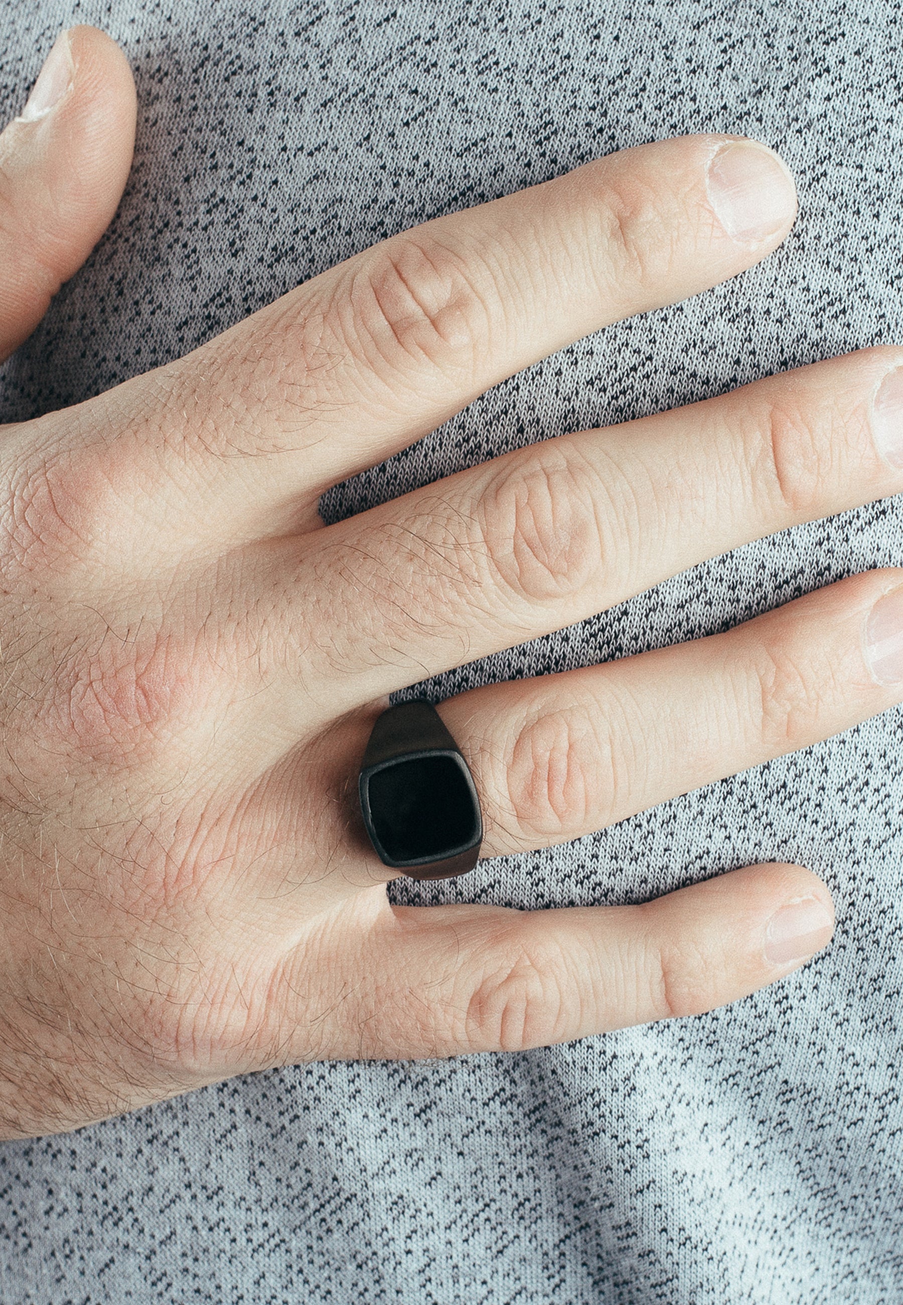 AK-R-OPU-01-Akitsune-Opus-Ring-Black-Model-5x4h7wWeAhx40lPn