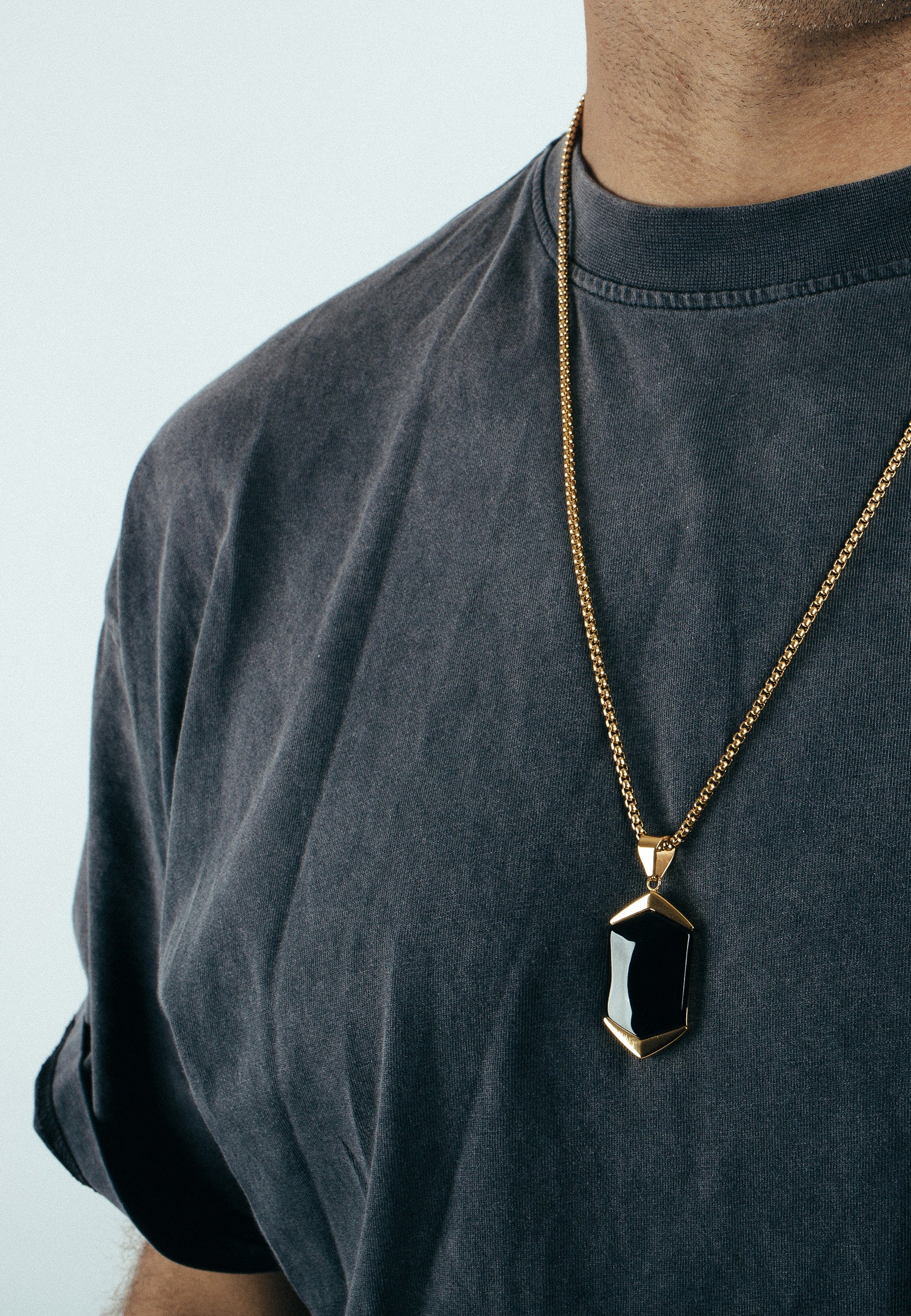 Akitsune-Abyssum-Pendant-Gold-Black-Stone-Model