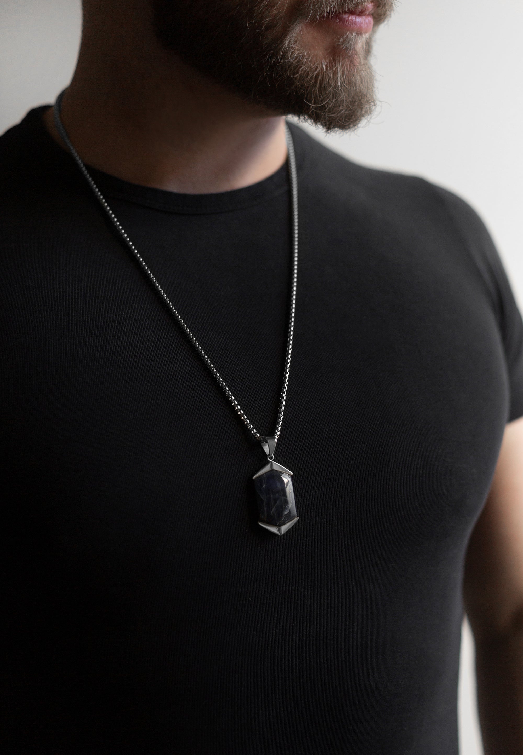 Akitsune-Abyssum-Pendant-Silver-Blue-Vein-Stone-Side-Model-2