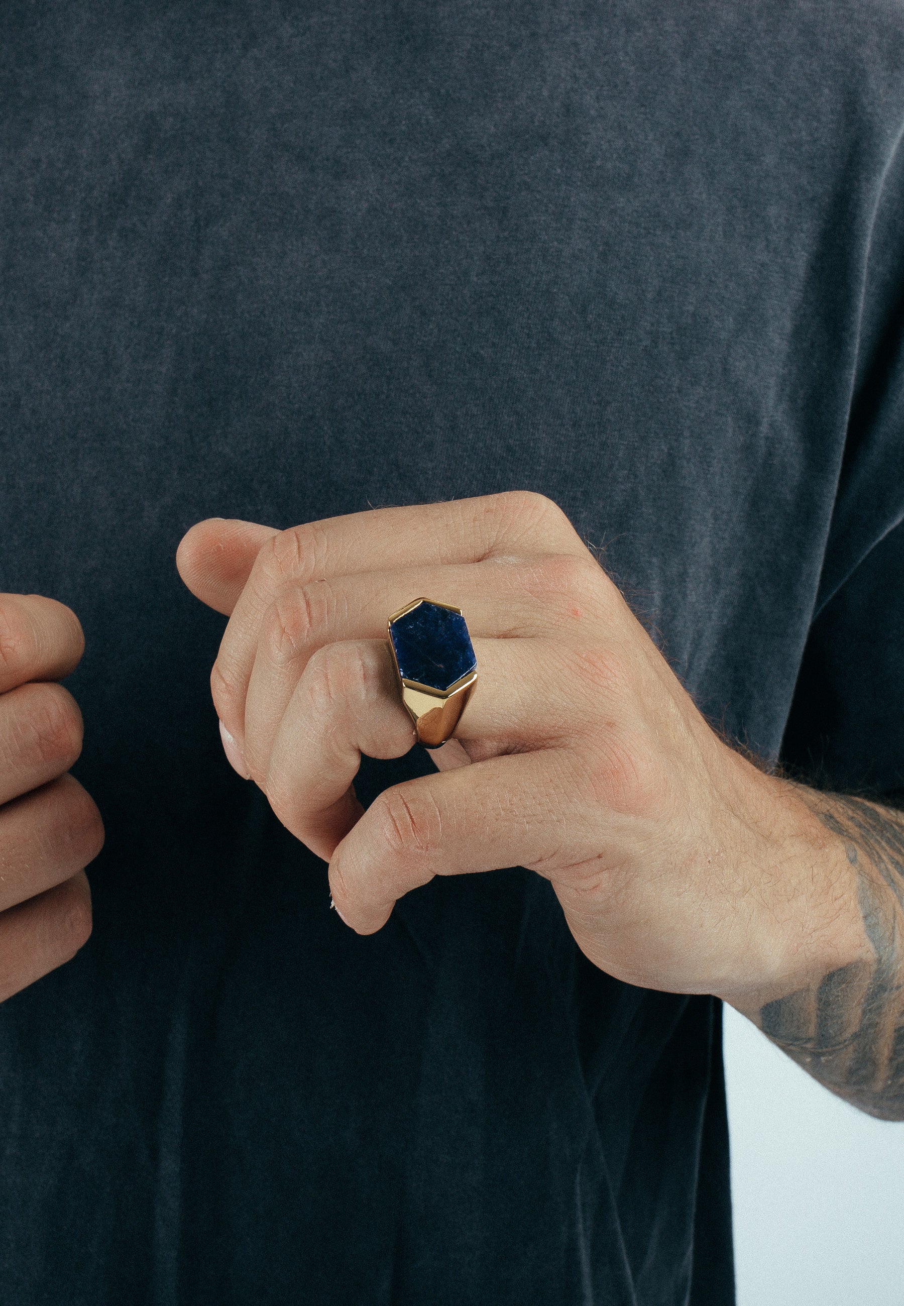 Akitsune-Abyssum-Ring-Gold-Blue-Vein-Stone-Model