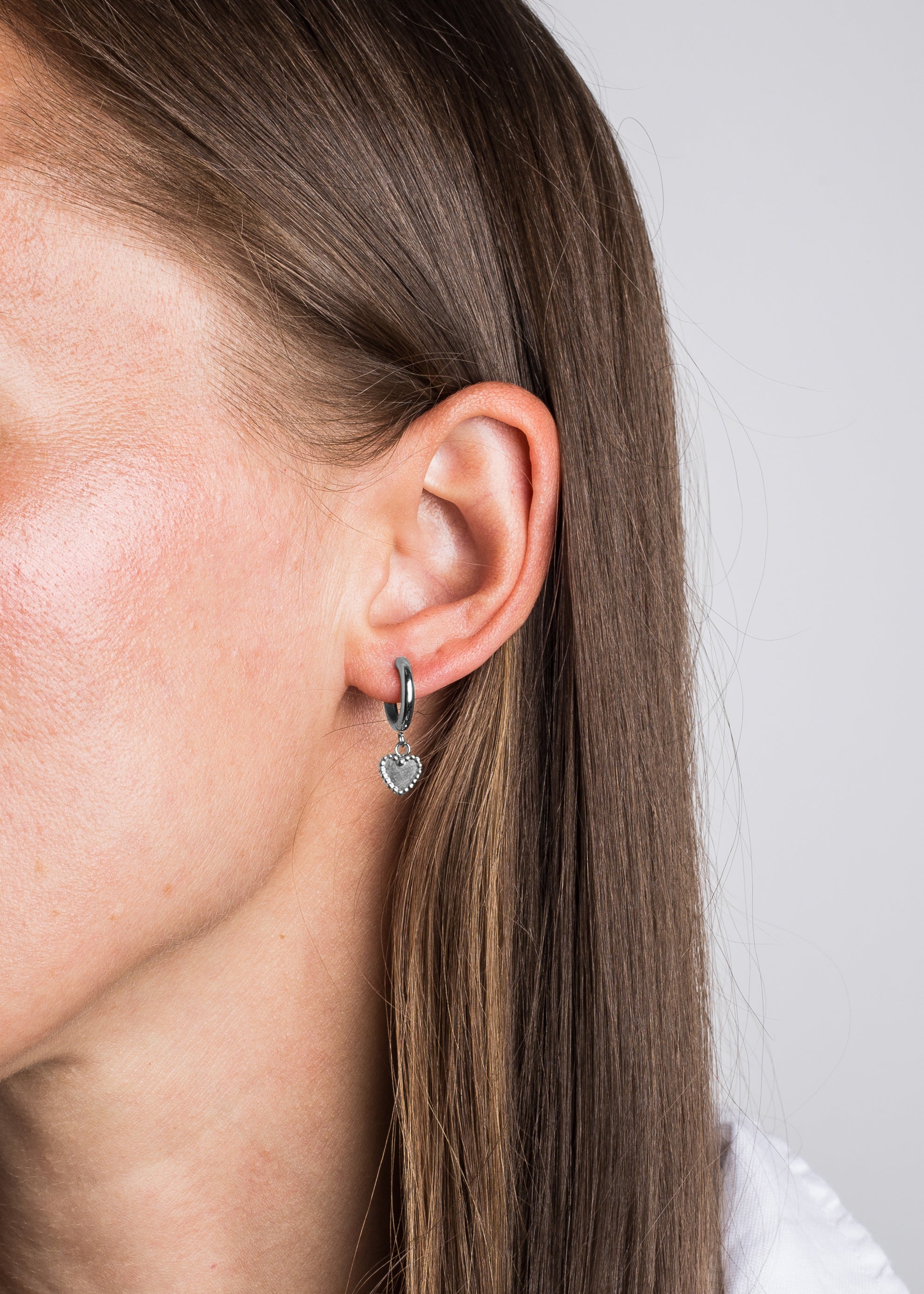 Akitsune-Adoration-Heart-Earring-Silver-Women-2