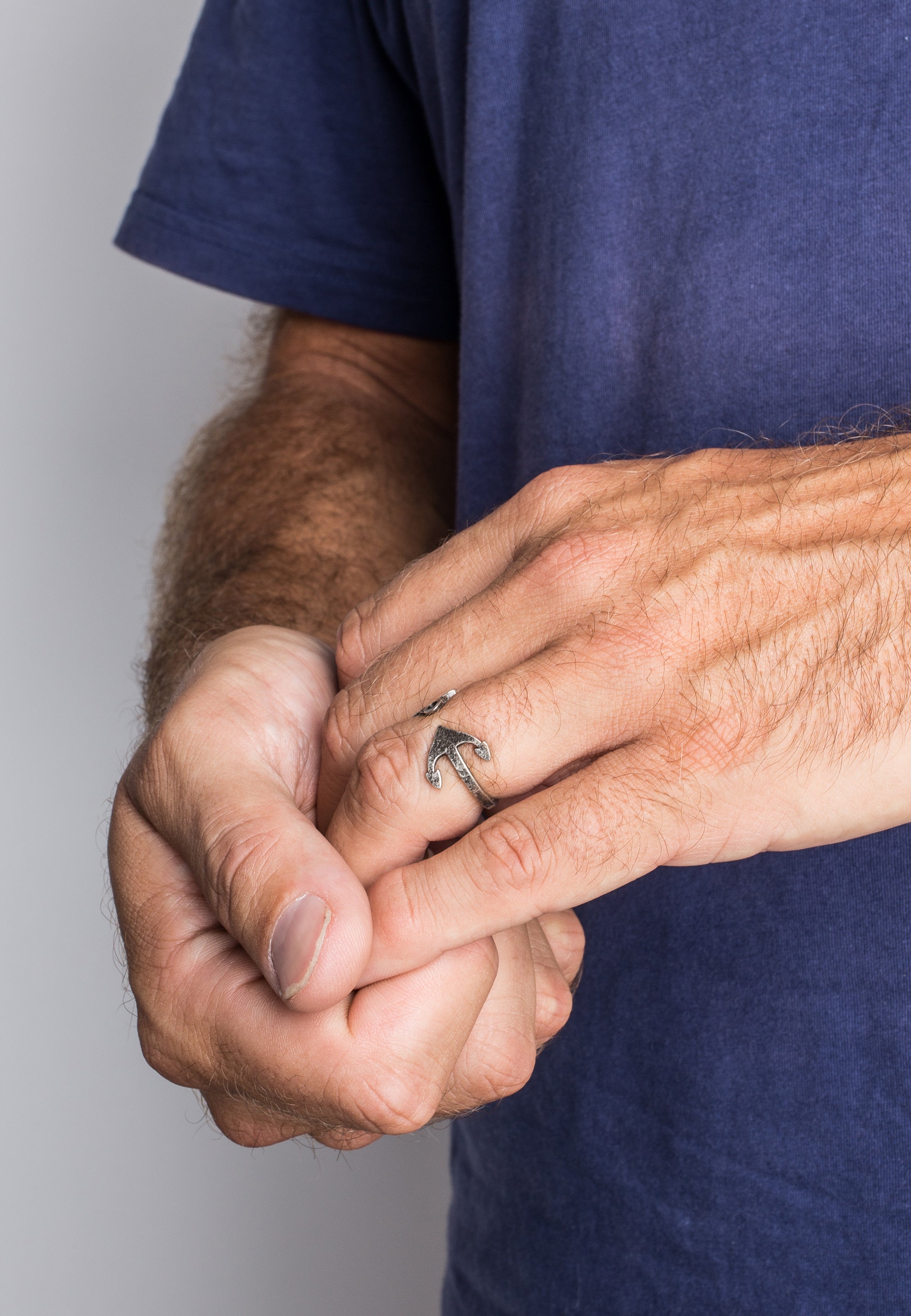 Akitsune-Anchor-Ring-Adjustable-Size-Antique-Silver-Model-Finger-2