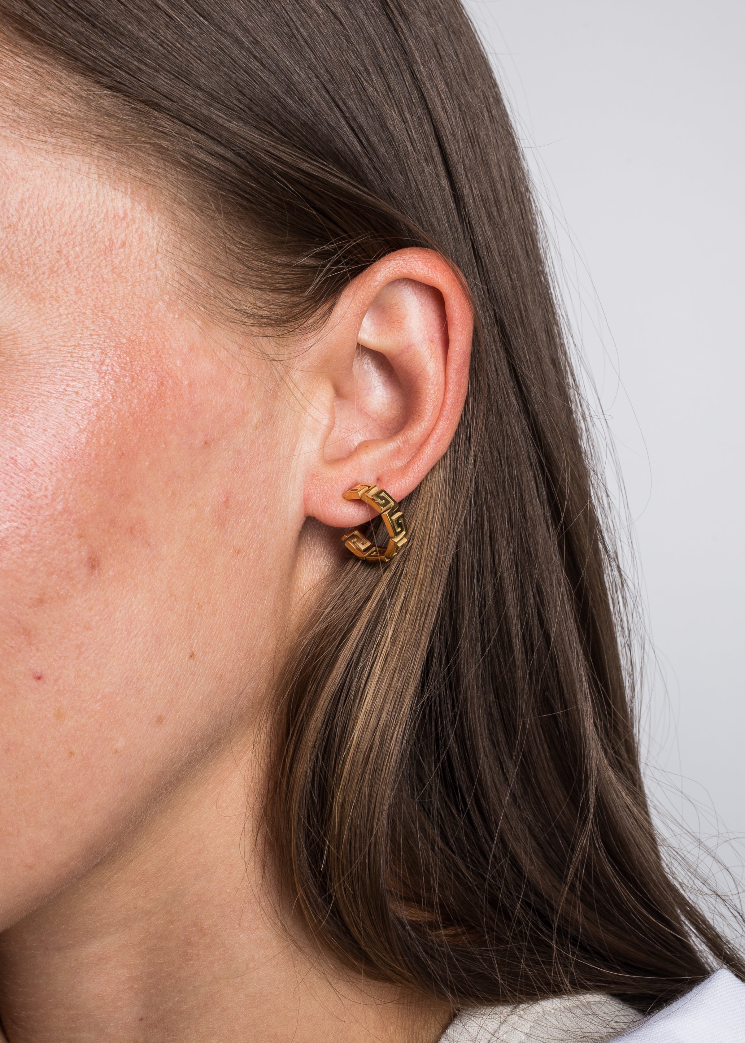 Akitsune-Argius-Meander-Earring-Gold-Model-2