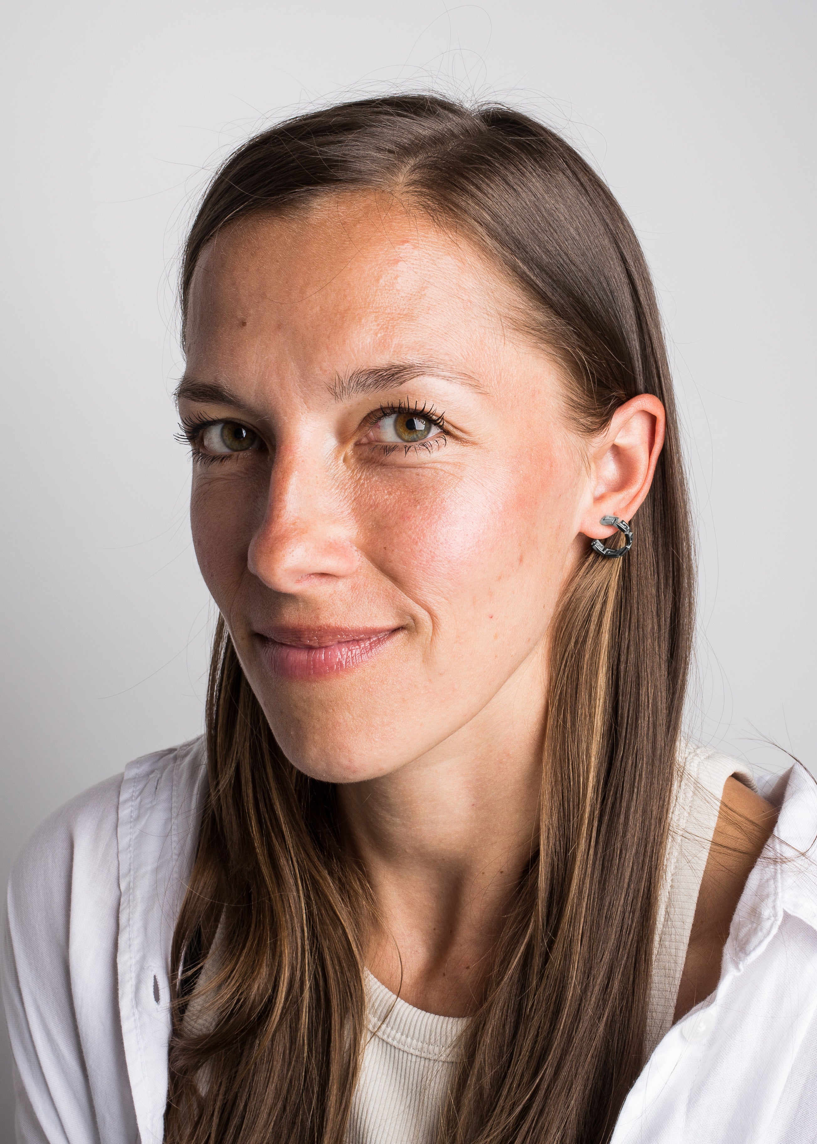 Akitsune-Argius-Meander-Earring-Gold-Model-3c4HyOI99WRwAj