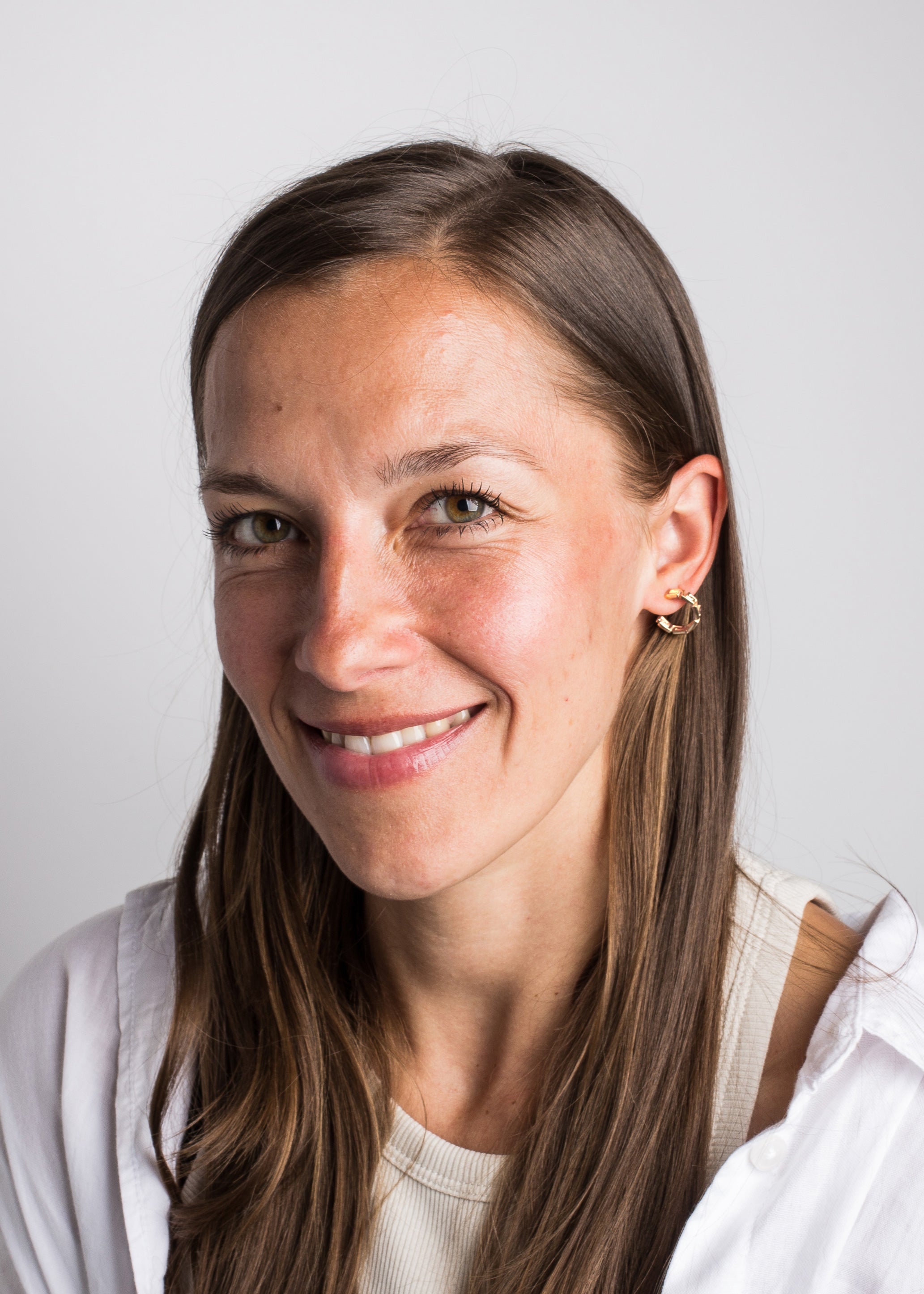 Akitsune-Argius-Meander-Earring-Rose-Gold-Model-4