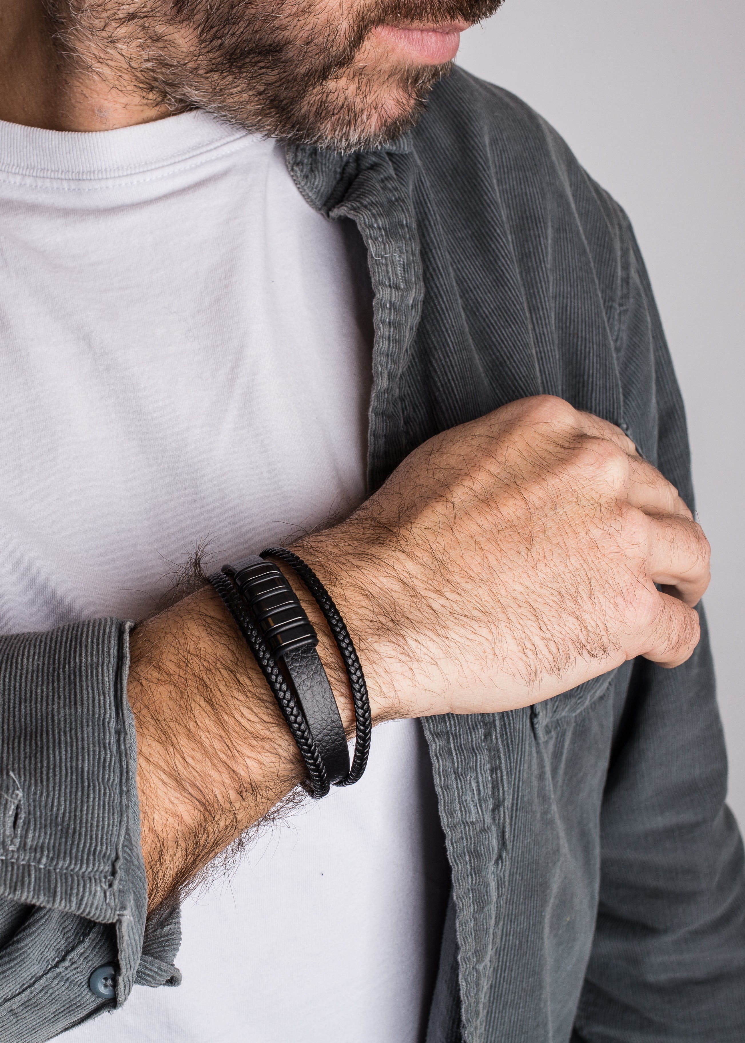 Akitsune-Fabula-Leather-Bracelet-Black-Black-Mens-Model-3