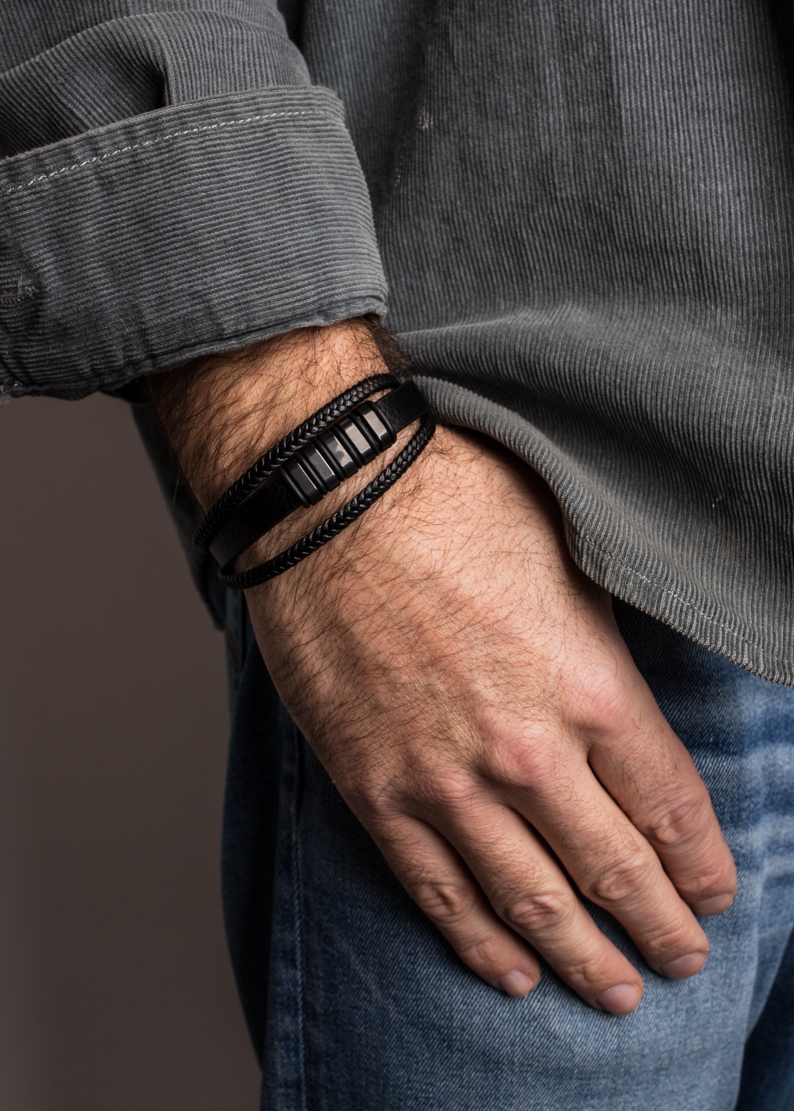 Akitsune-Fabula-Leather-Bracelet-Black-Black-Mens-Model