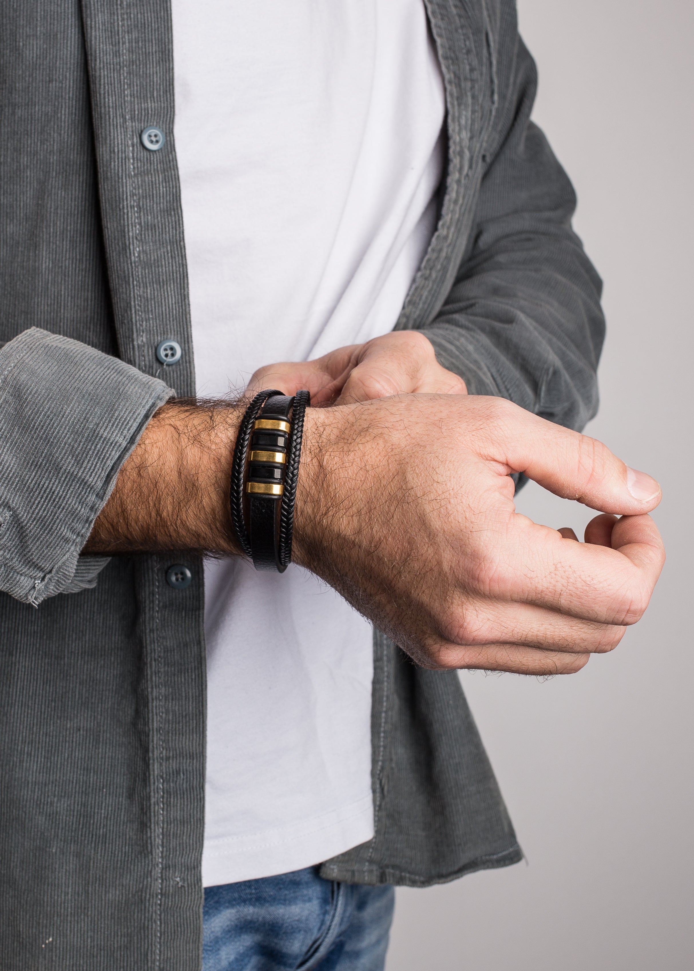 Akitsune-Fabula-Leather-Bracelet-Black-Gold-Men-Model-3