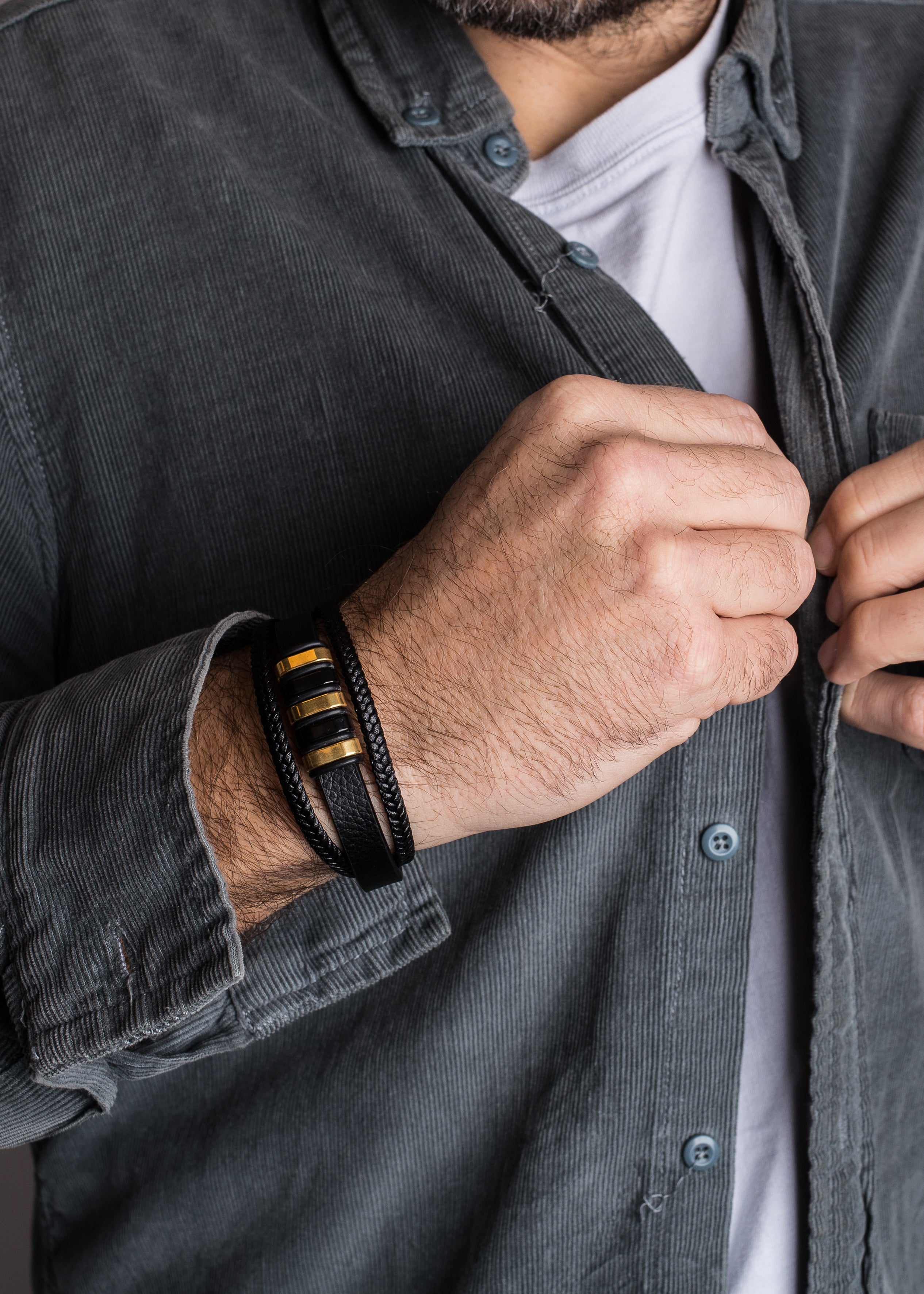 Akitsune-Fabula-Leather-Bracelet-Black-Gold-Men-Model-4