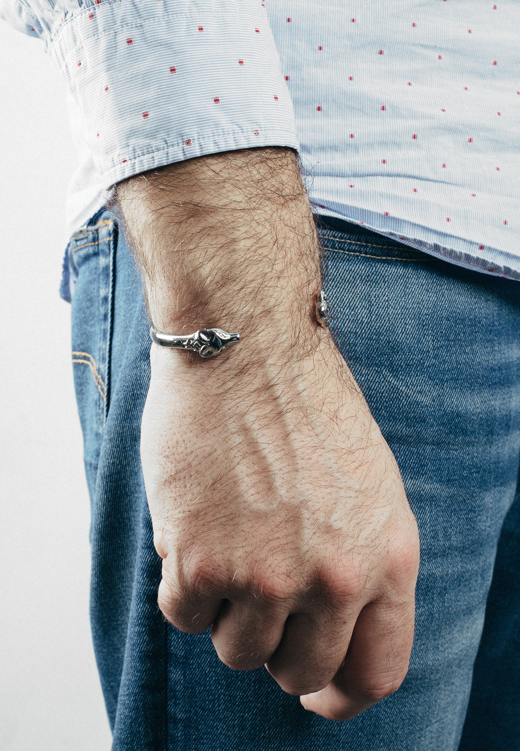 Akitsune-Ferus-Bangle-Silver-Bracelet-Fox-Model