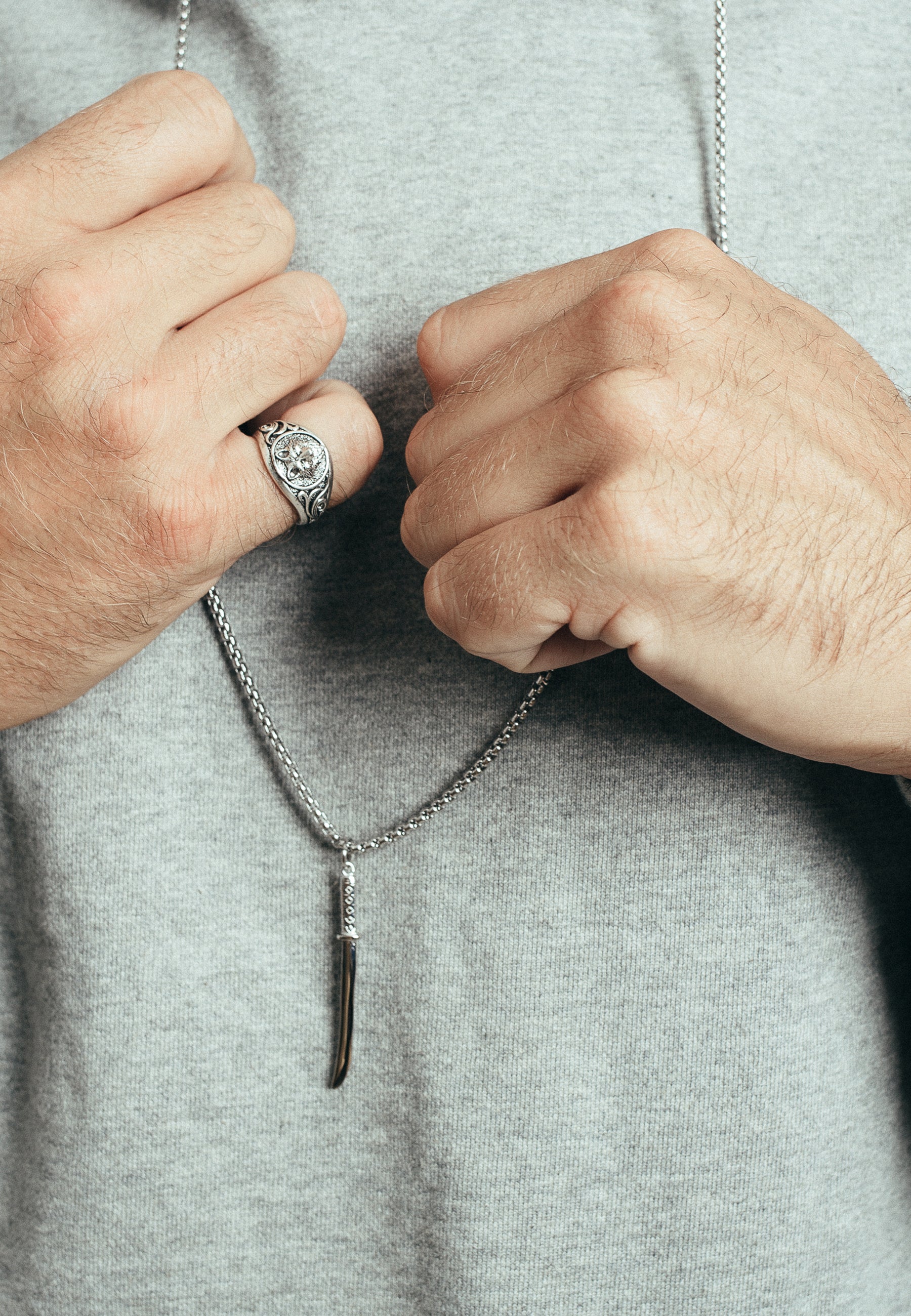 Akitsune-Ferus-Bangle-Silver-Bracelet-Fox-Side-Model-2