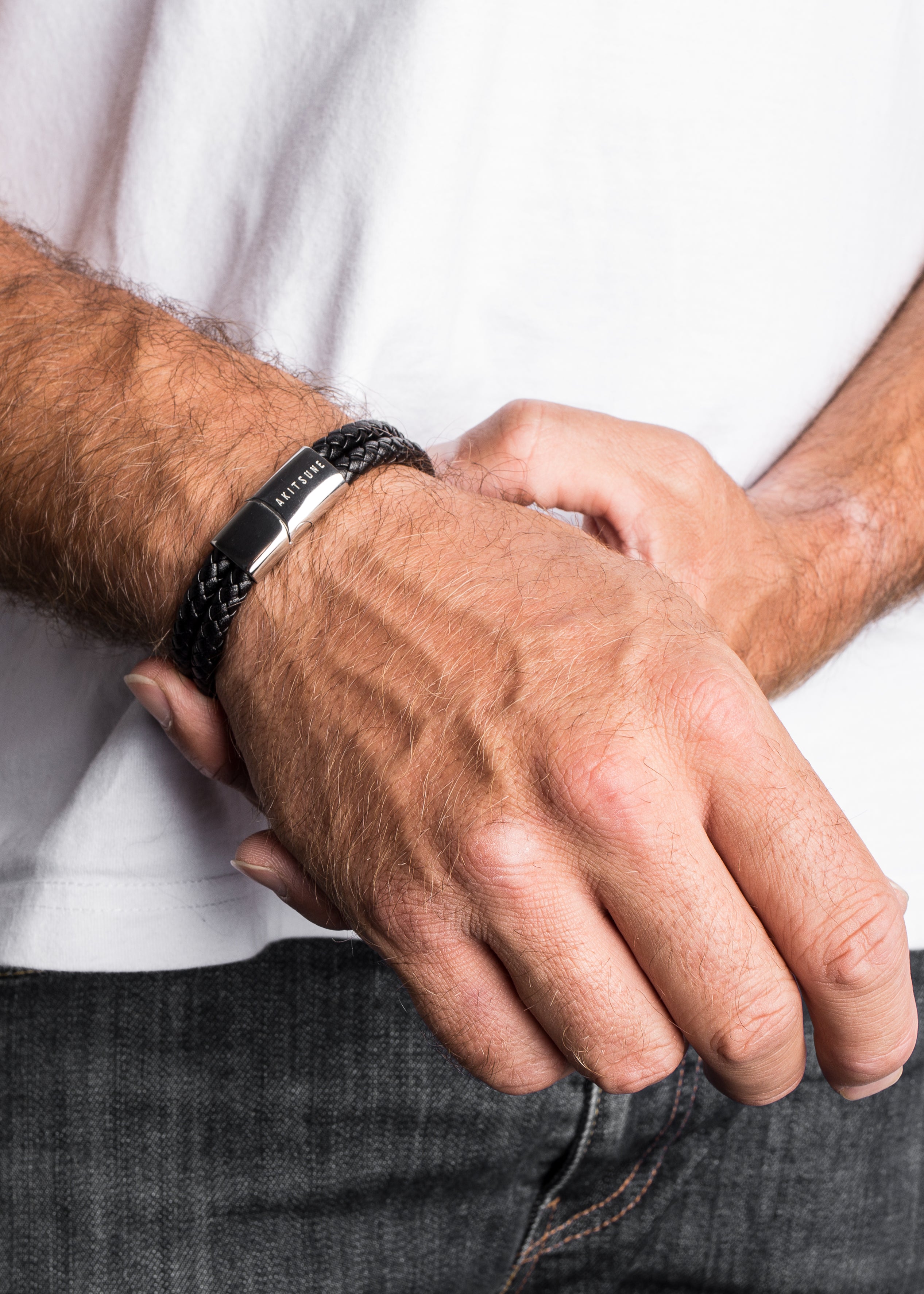 Akitsune-Gracilitas-Leather-Bracelet-Silver-Black-Model-2OpOeo9nwslWnZ