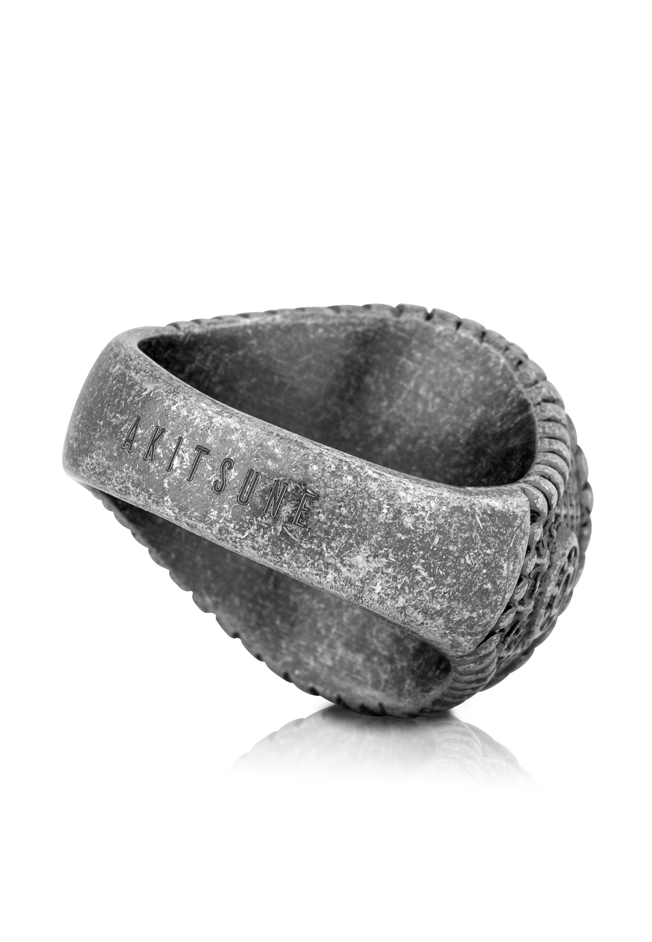 Akitsune-Imperator-Ring-Antique-Silver-Up-Back