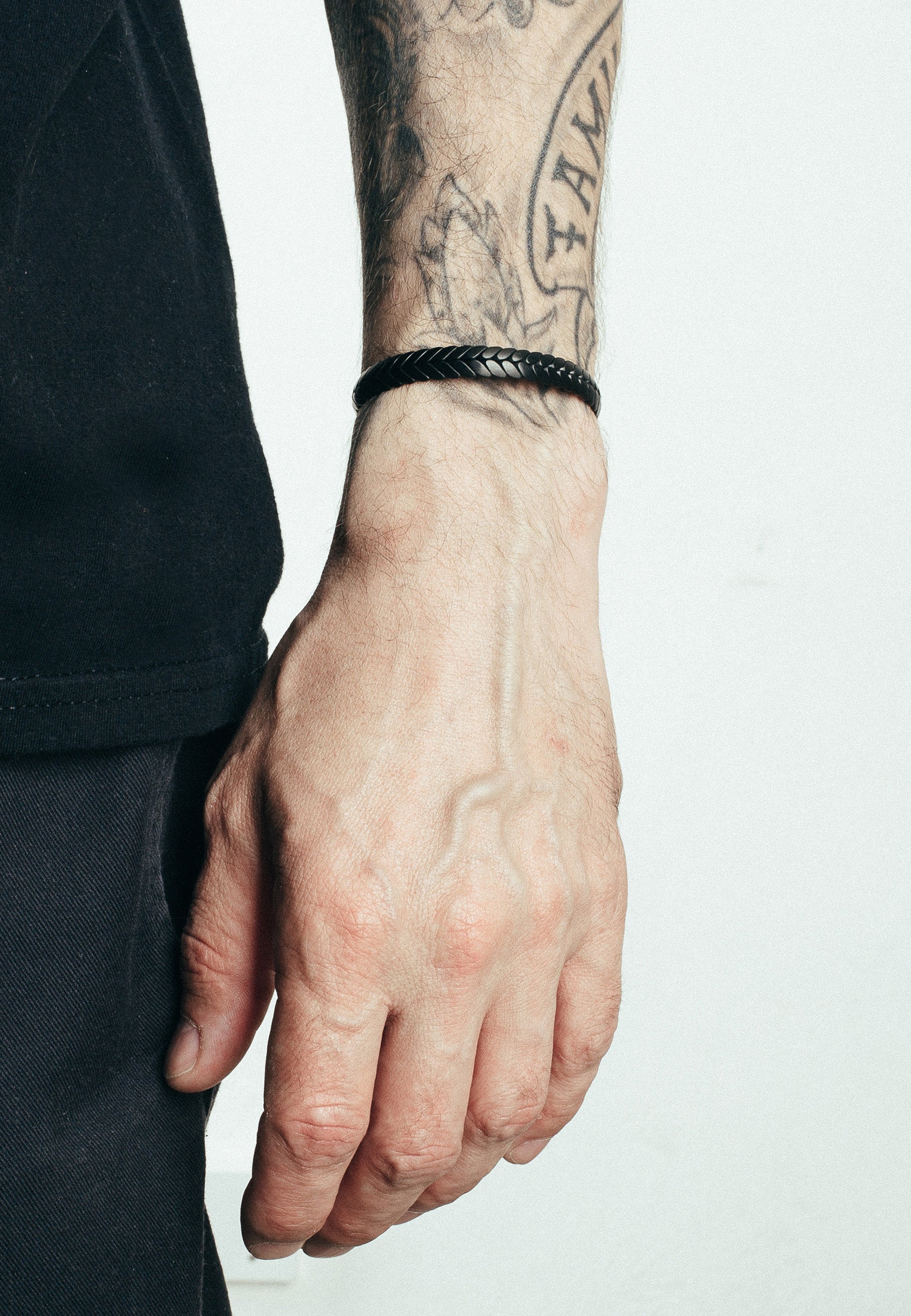 Akitsune-Laurea-Bangle-Laurel-Wreath-Black-Model