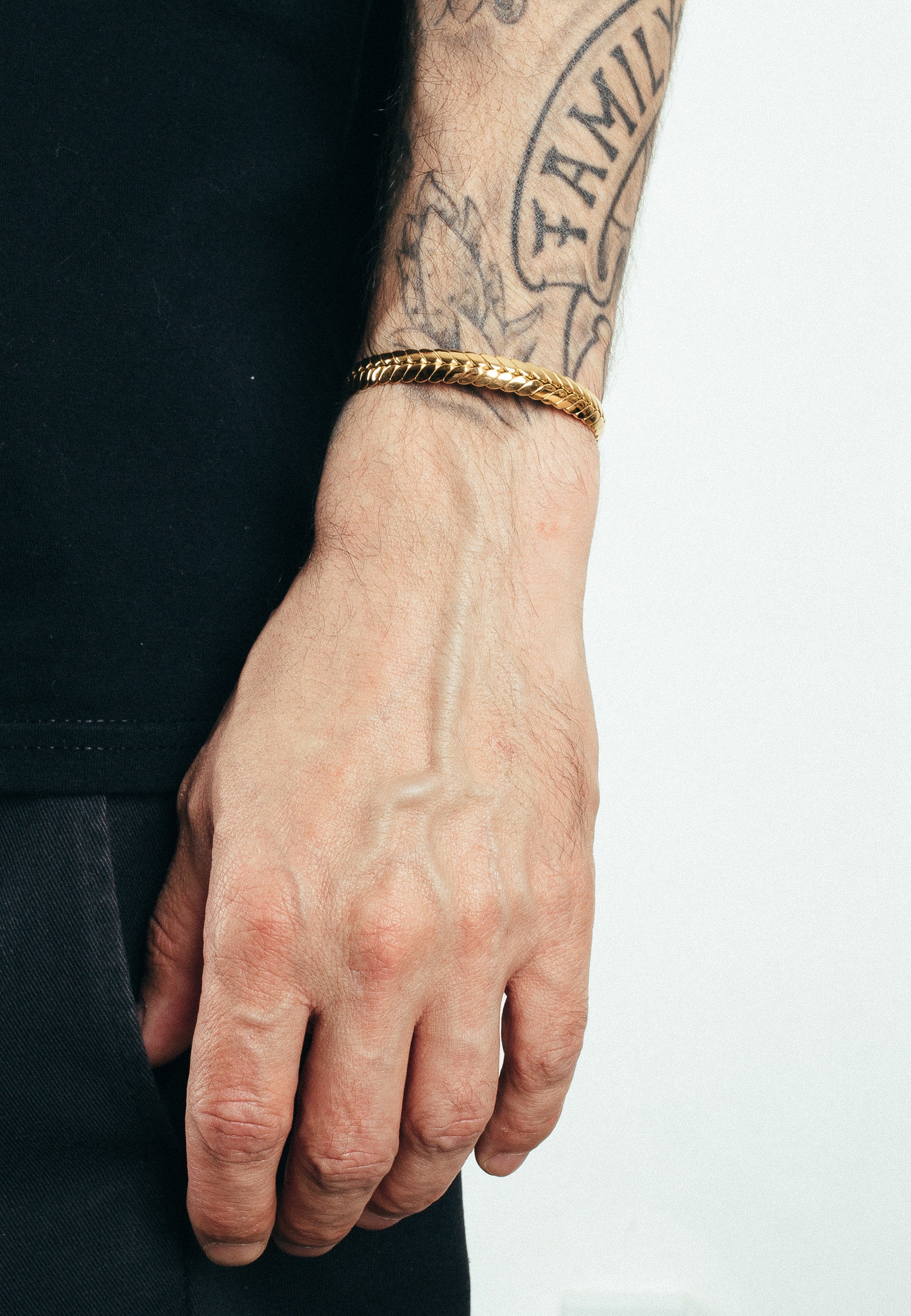 Akitsune-Laurea-Bangle-Laurel-Wreath-Gold-Model