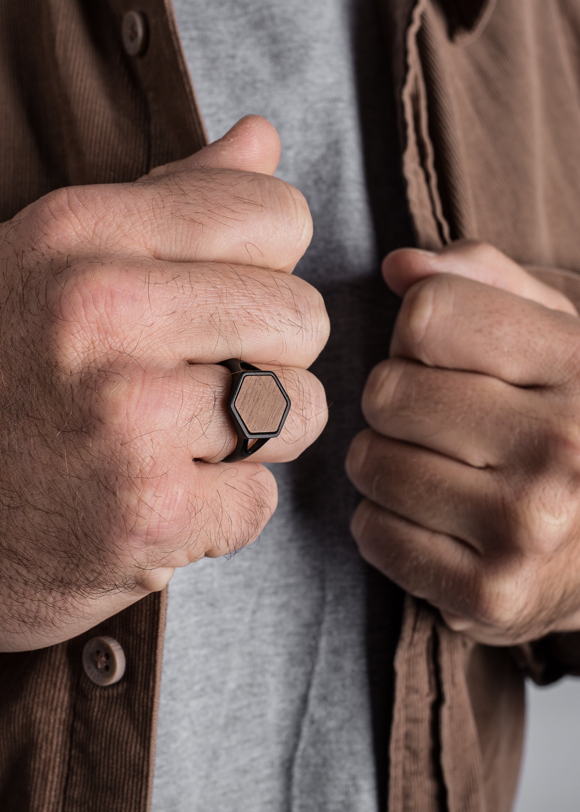 Akitsune-Lignum-Ring-Black-Wood-Model-Men-Jewelry-1