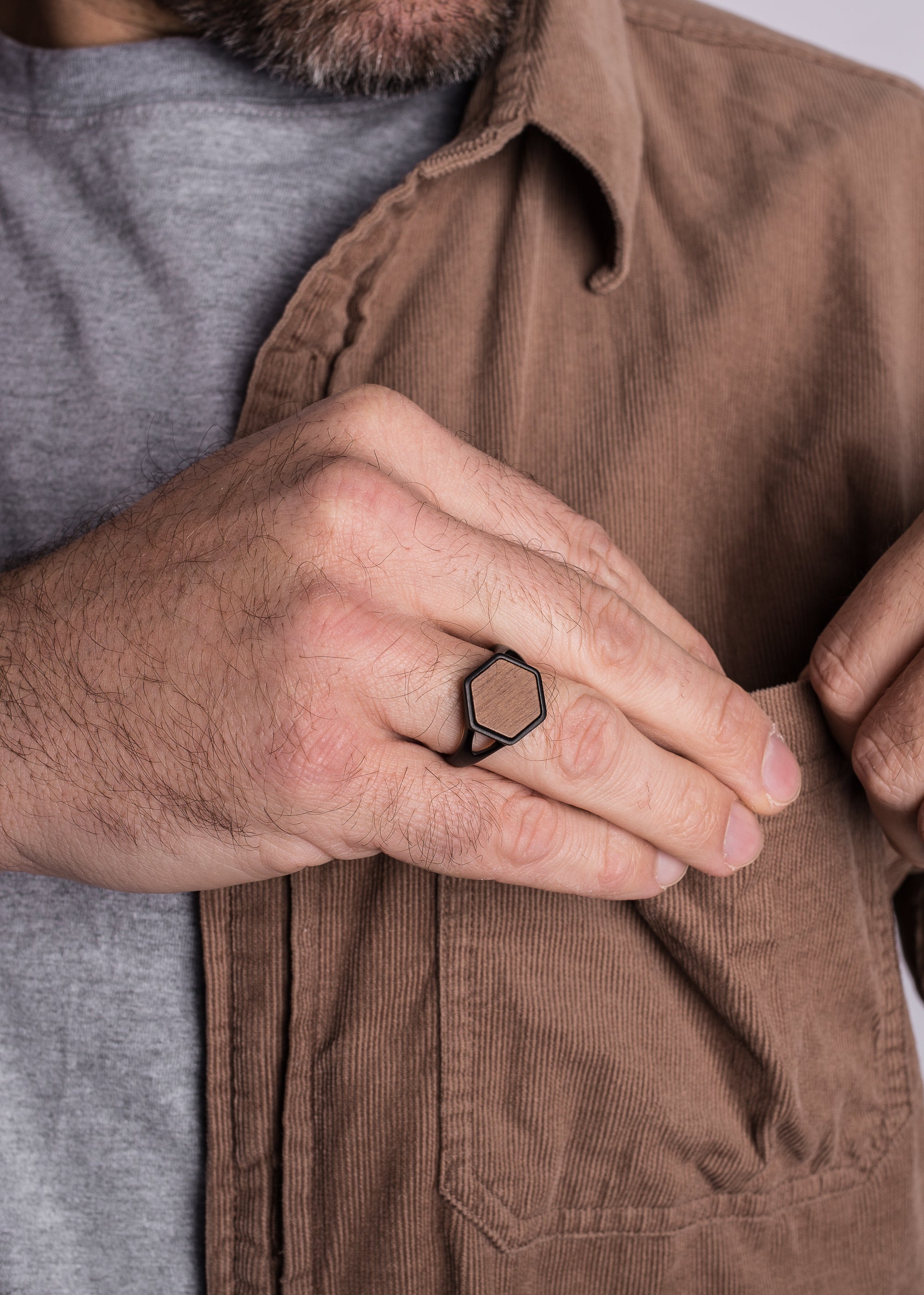 Akitsune-Lignum-Ring-Black-Wood-Model-Men-Jewelry-2