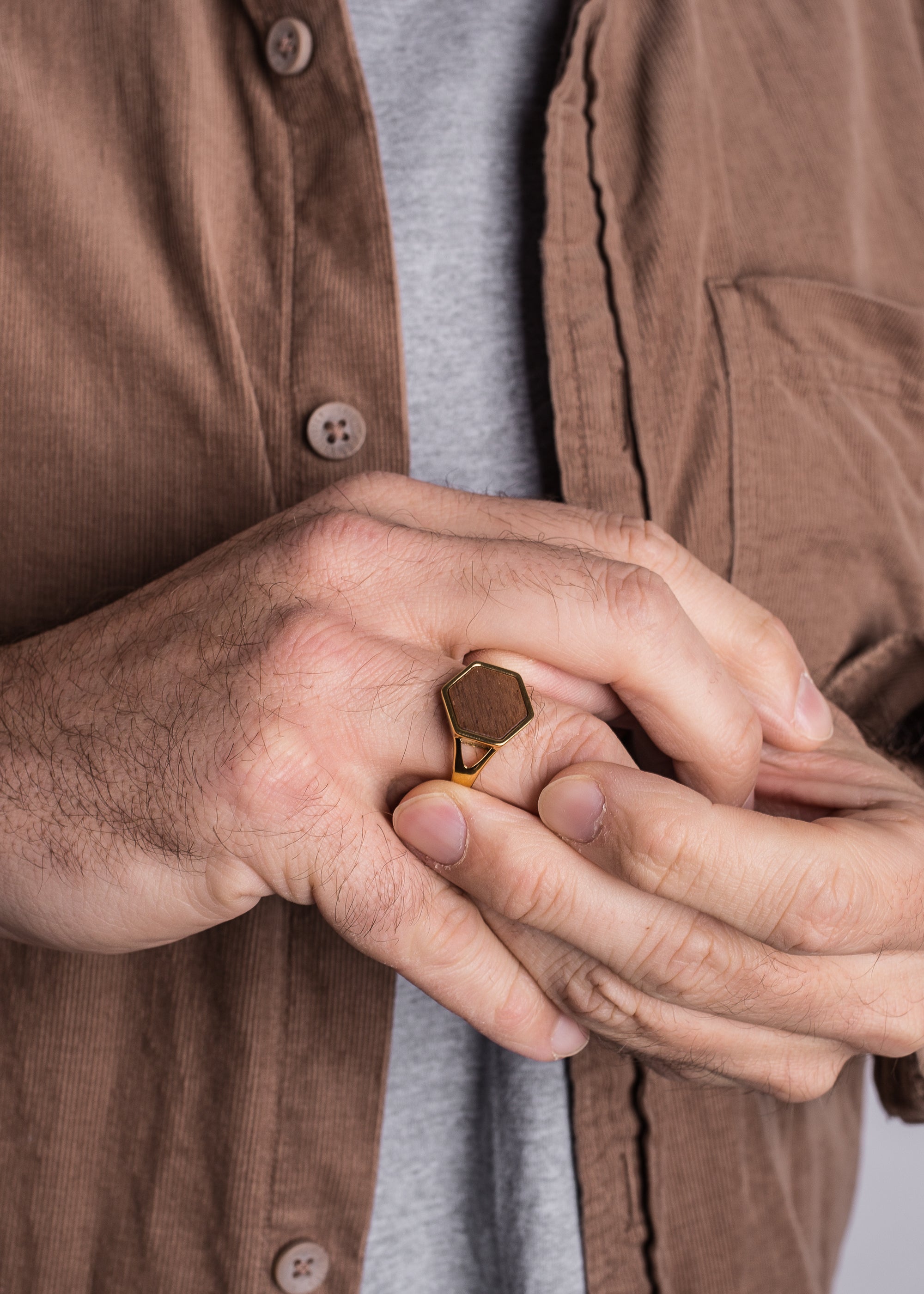 Akitsune-Lignum-Ring-Gold-Wood-Men-Jewelry-Lifestyle-1