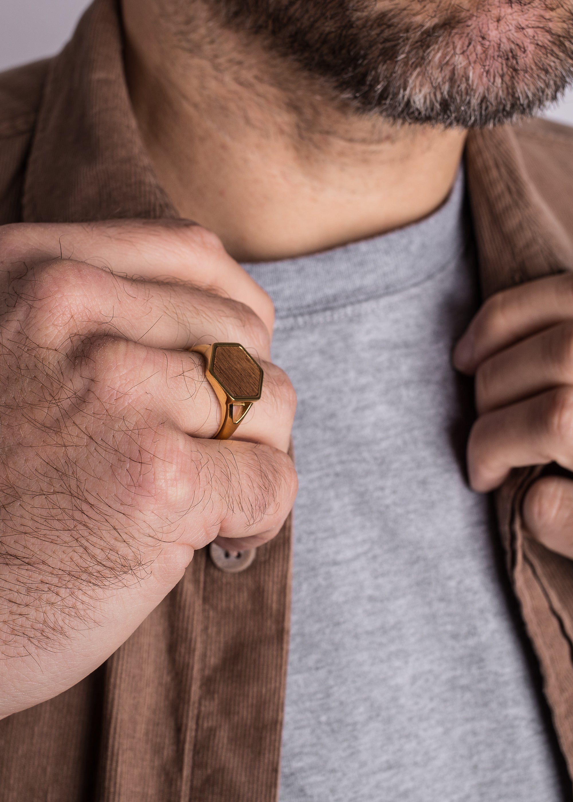 Akitsune-Lignum-Ring-Gold-Wood-Men-Jewelry-Lifestyle-2