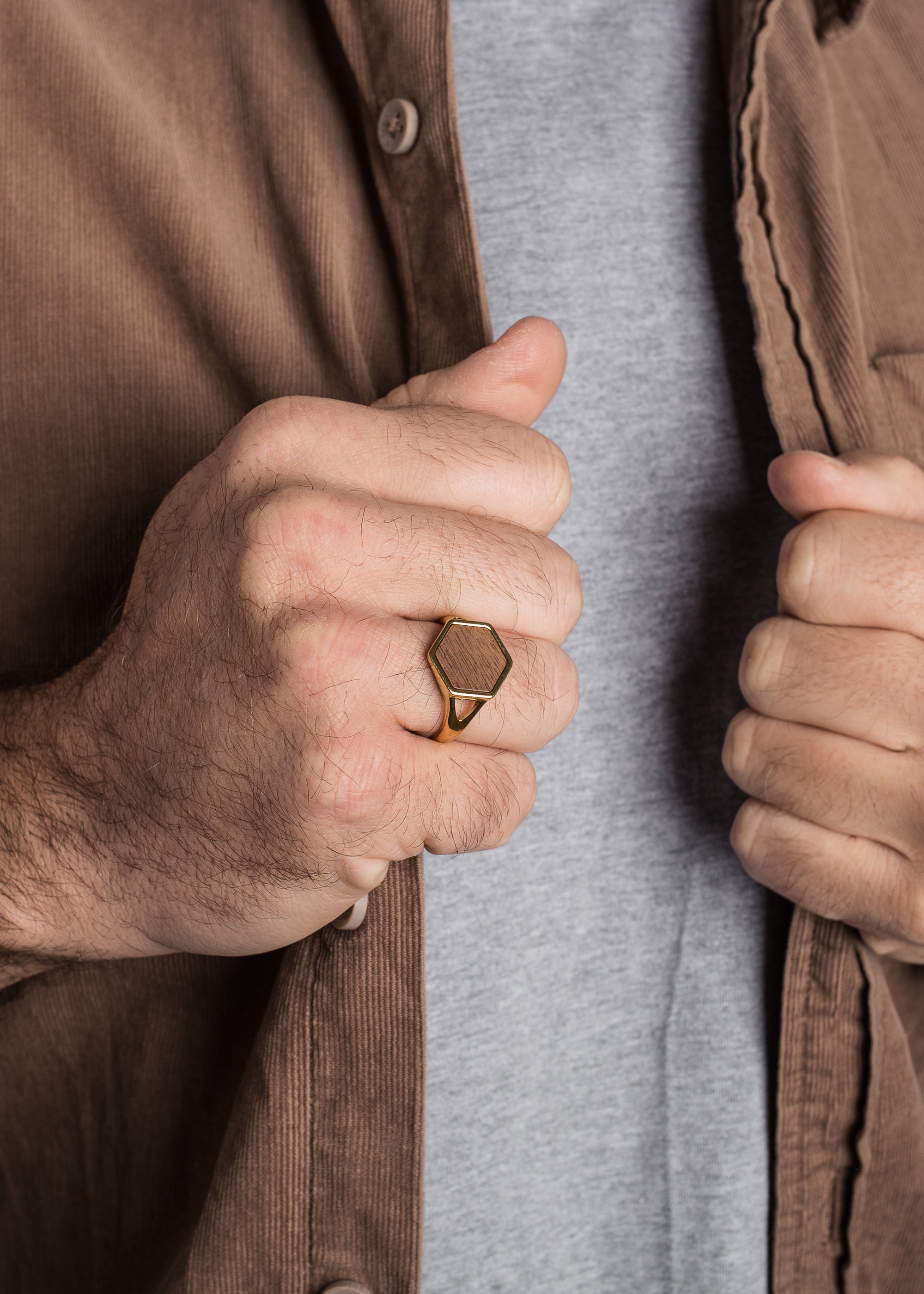 Akitsune-Lignum-Ring-Gold-Wood-Men-Jewelry-Lifestyle-3