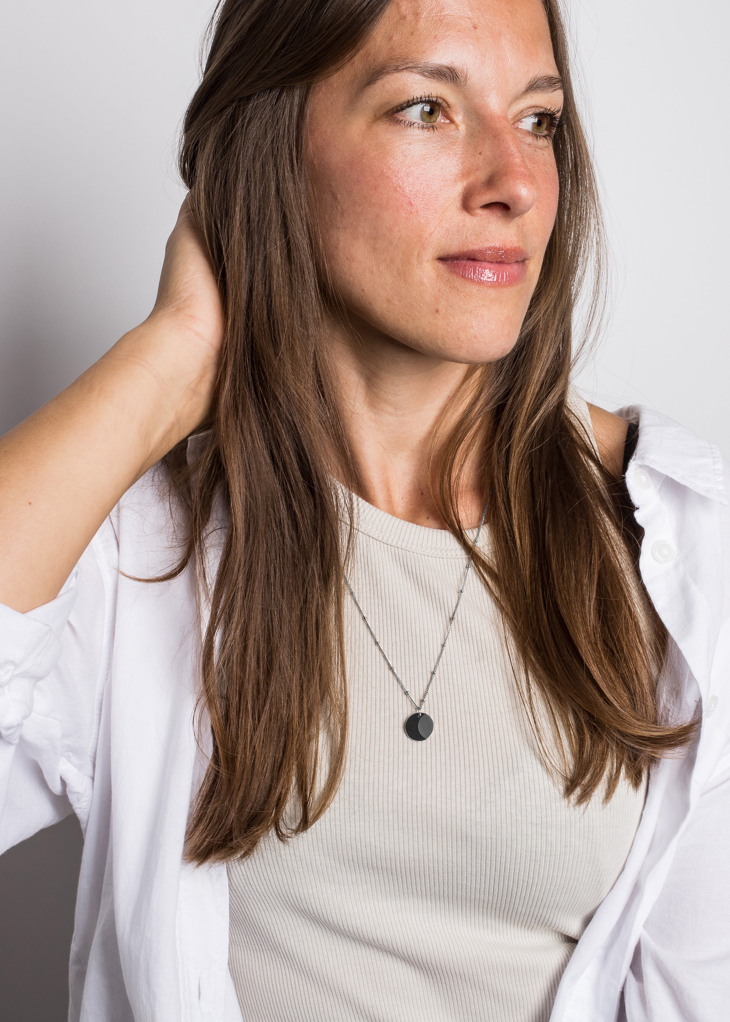 Akitsune-Luminous-Necklace-Moon-Silver-Model