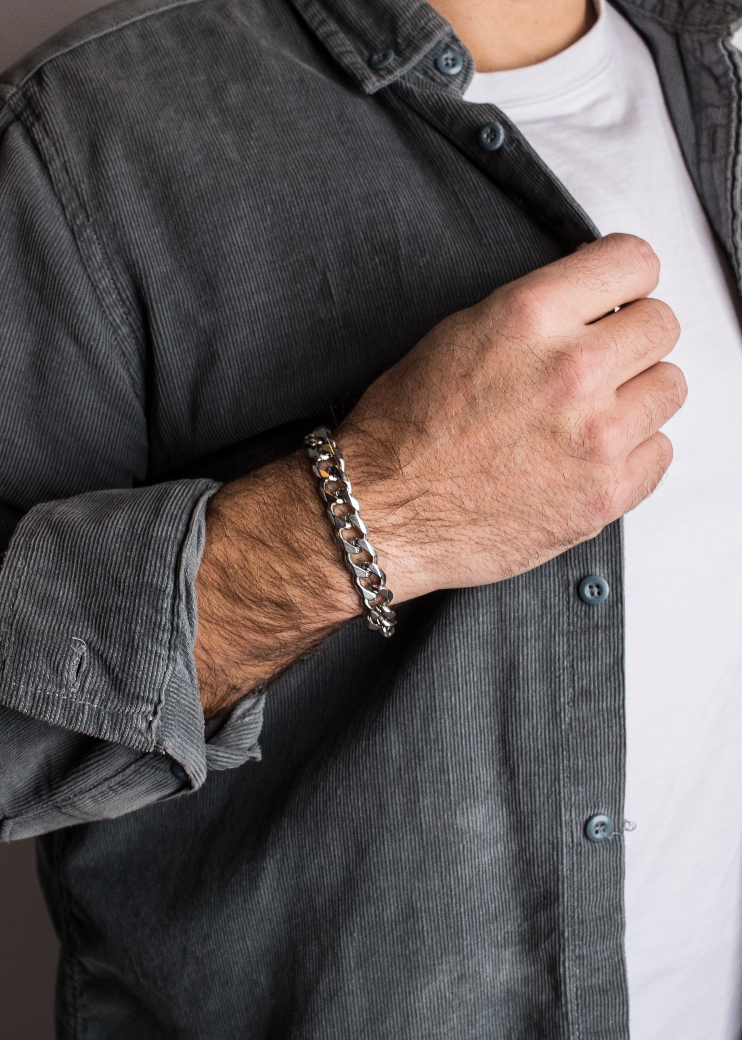 Akitsune-Militium-Metal-Chain-Bracelet-Silver-Clasp-Model-1