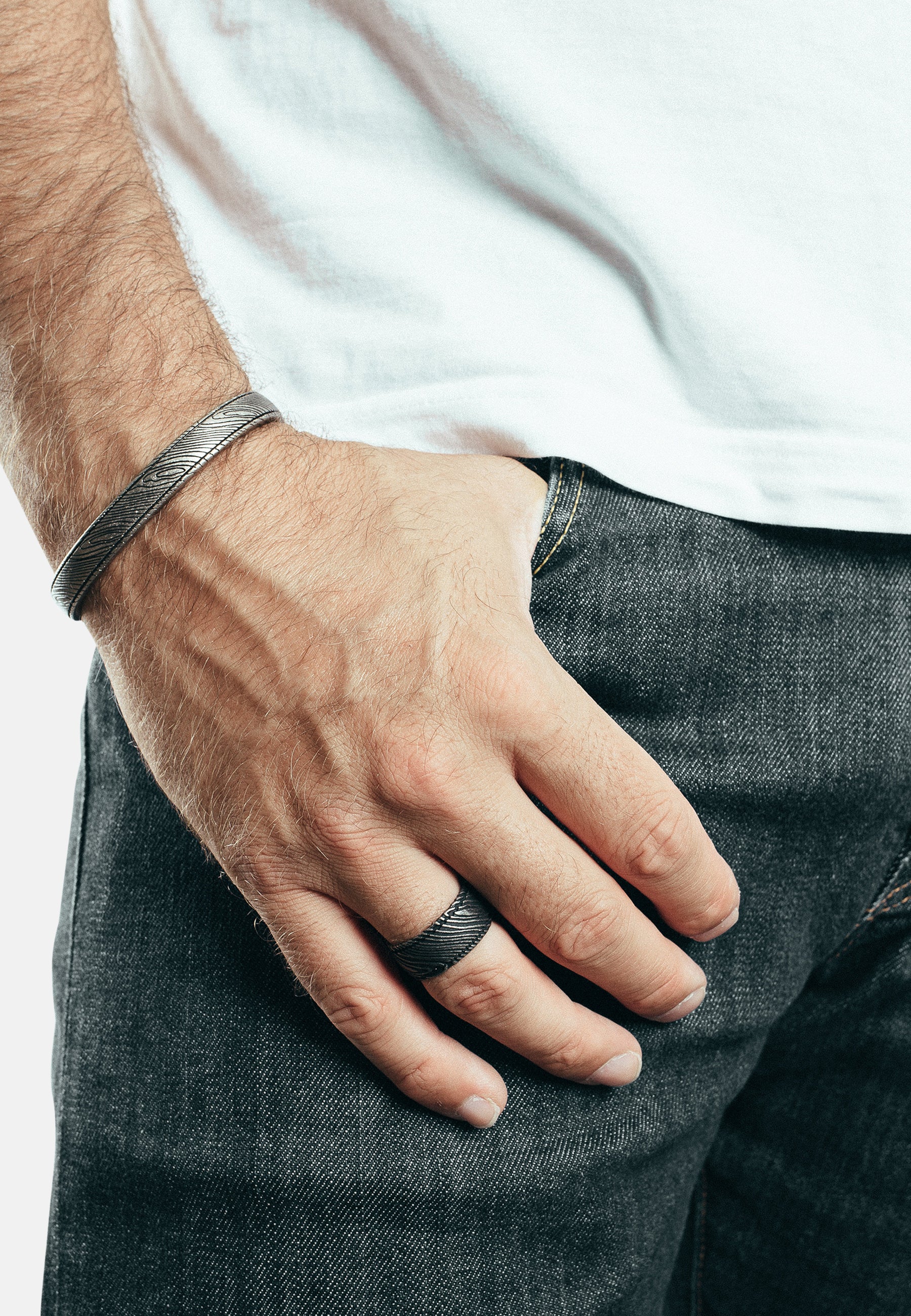 Akitsune-Orbis-Bangle-Damascus-Style-Bracelet-Antique-Silver-Model-2