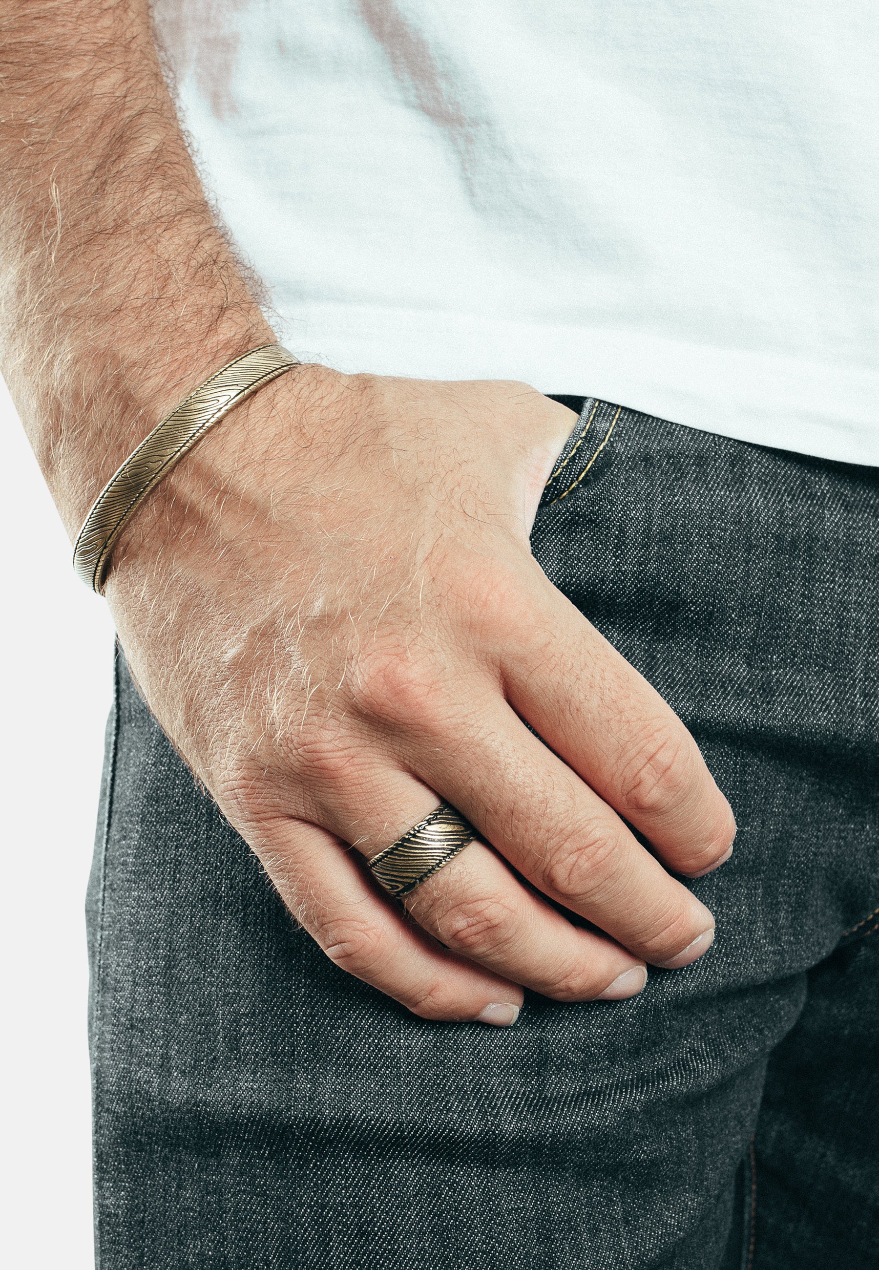 Akitsune-Orbis-Bangle-Damascus-Style-Bracelet-Brass-Model-3