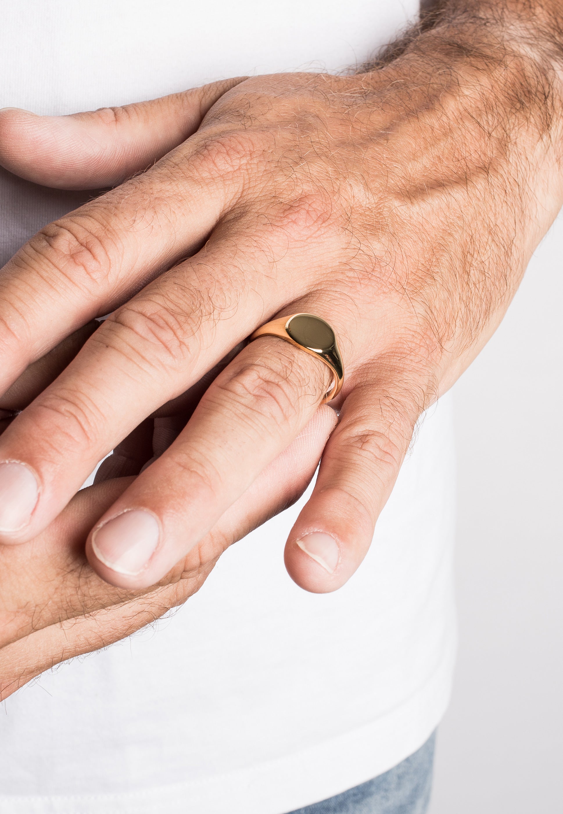 Akitsune-Parvus-Signet-Ring-Gold-Hand-Model