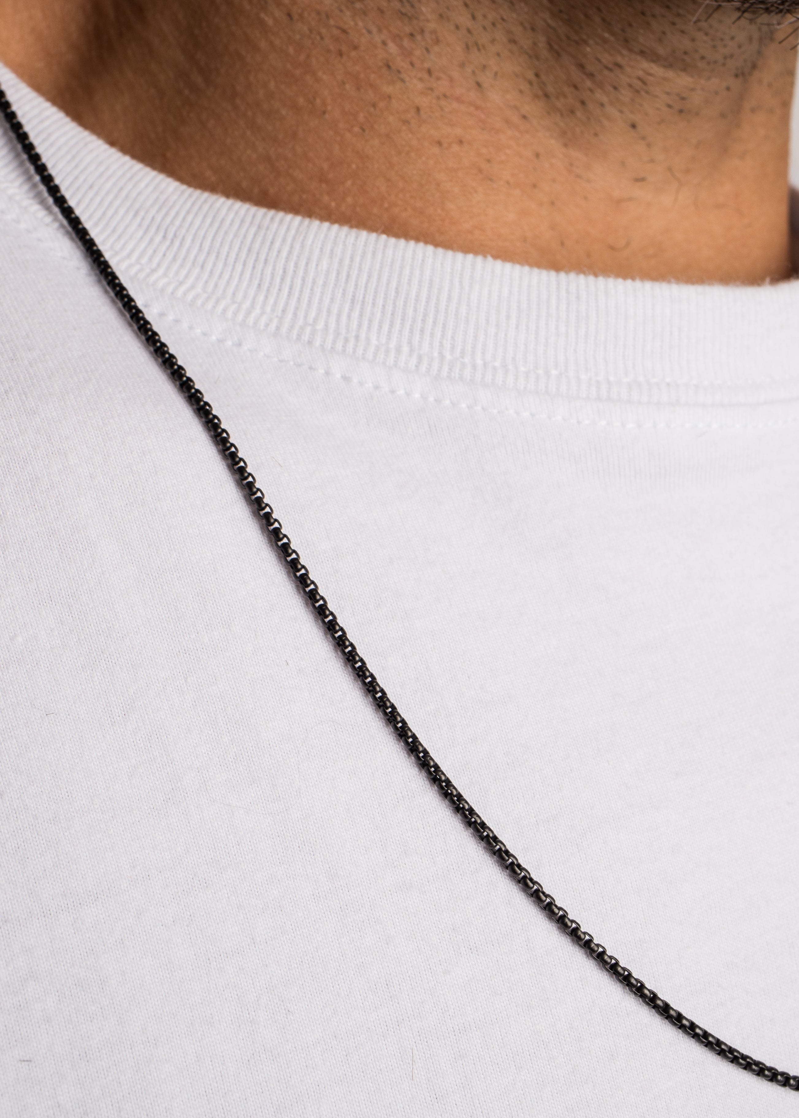 Akitsune-Pearl-Necklace-Chain-Matte-Black-Model-4