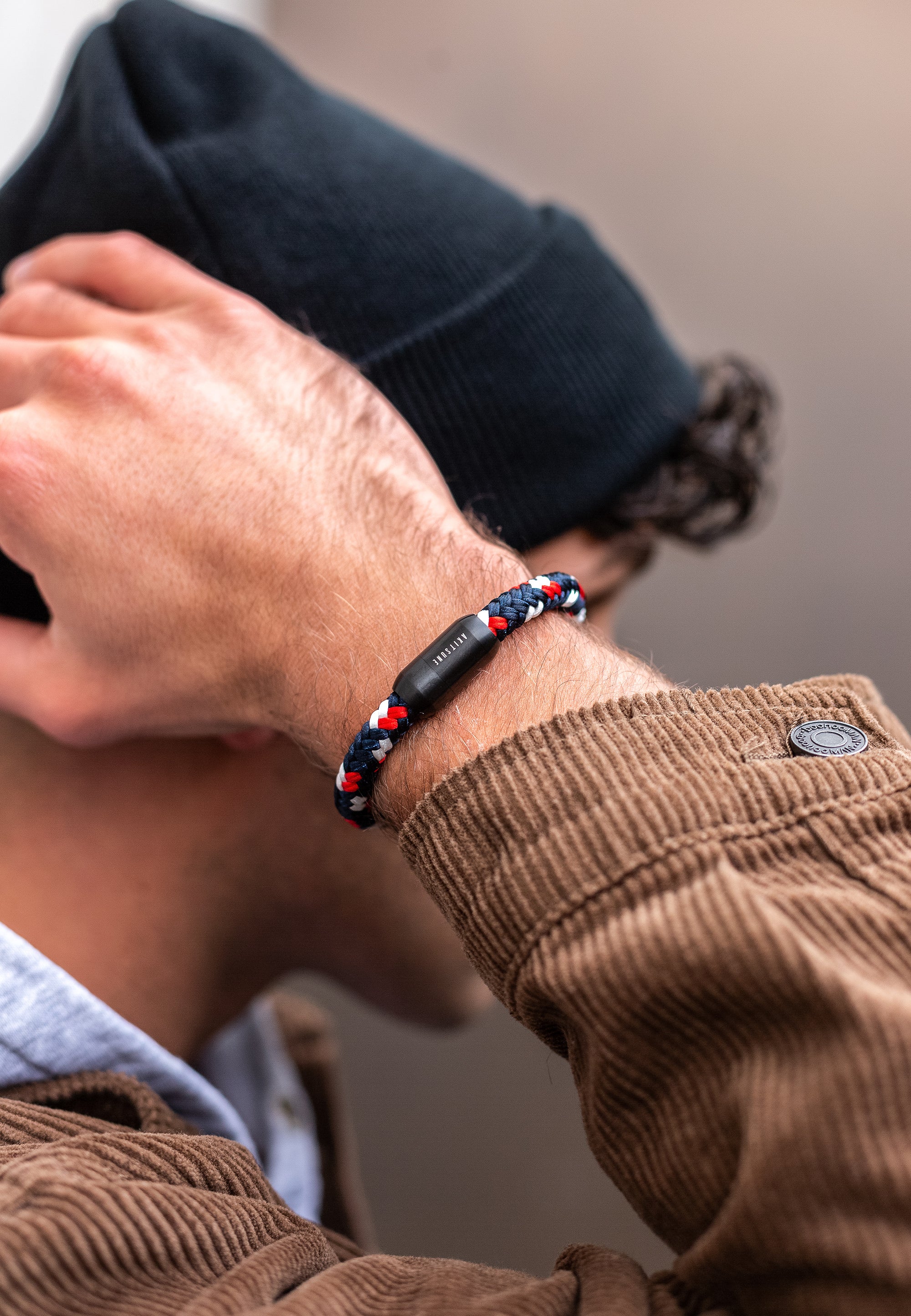 Akitsune-Portus-Bracelet-Matte-Black-Blue-Multicolor-Model-2