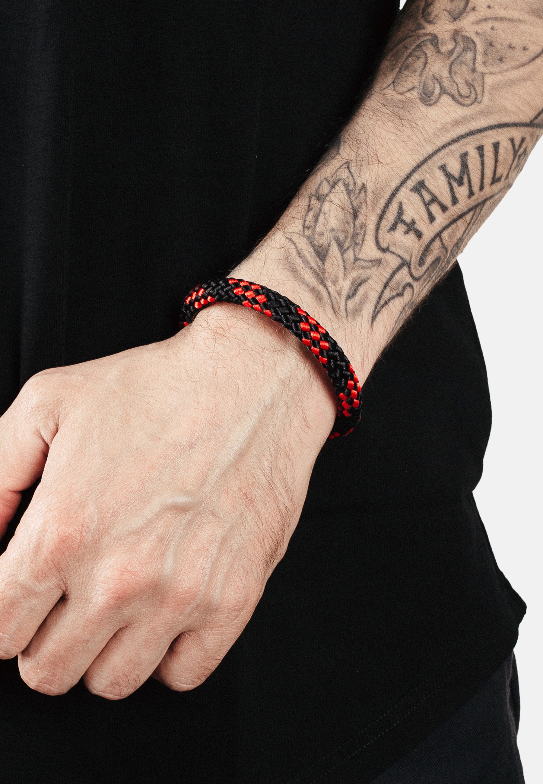 Akitsune-Portus-Bracelet-Nautical-Black-Red-Model