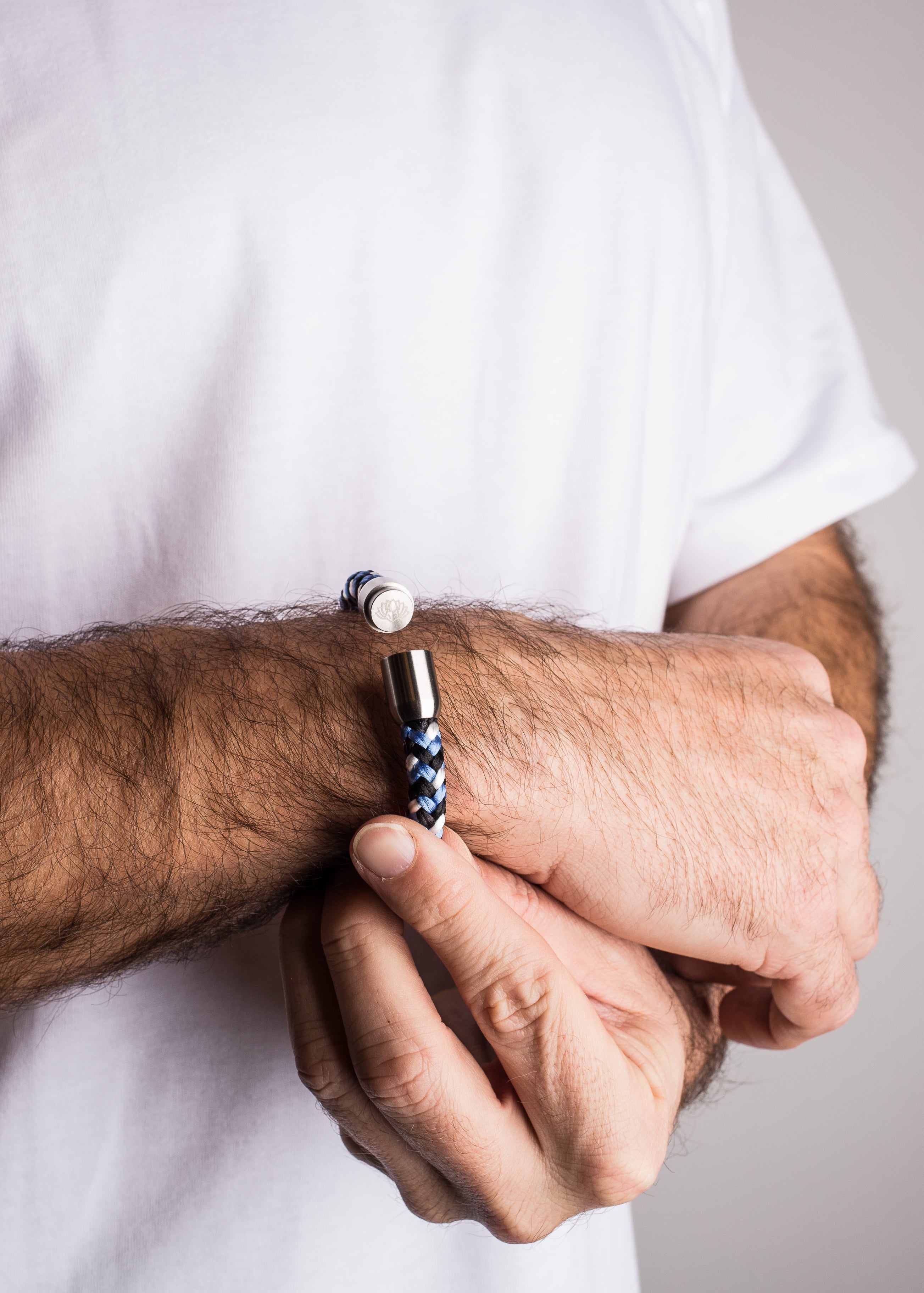 Akitsune-Portus-Nautical-Rope-Bracelet-Matte-Silver-Blue-White-Magnetic-Sailor-1