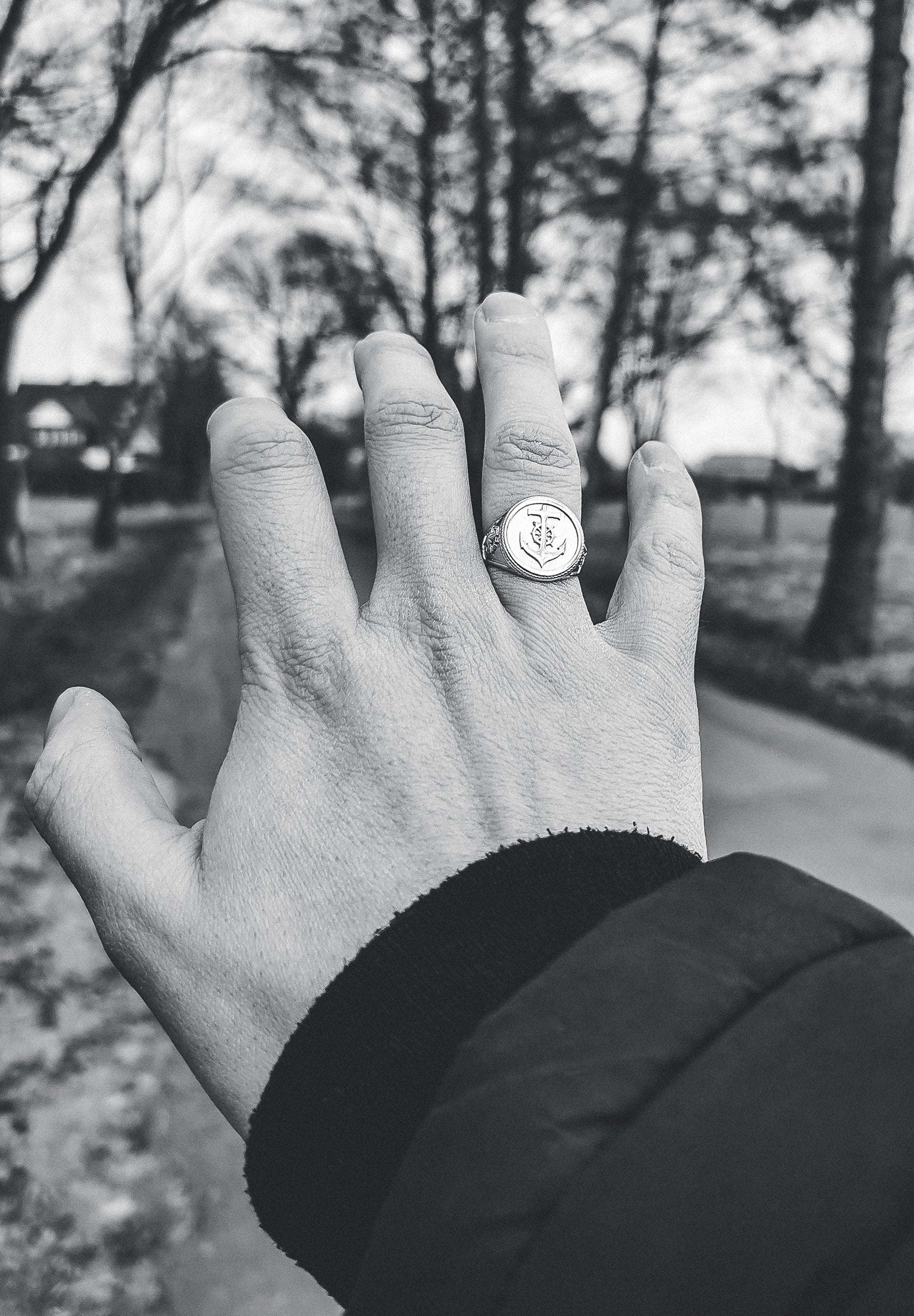 Akitsune-Portus-Ring-Silver-Anchor-Black-White-Maritim-Ship-Wheel