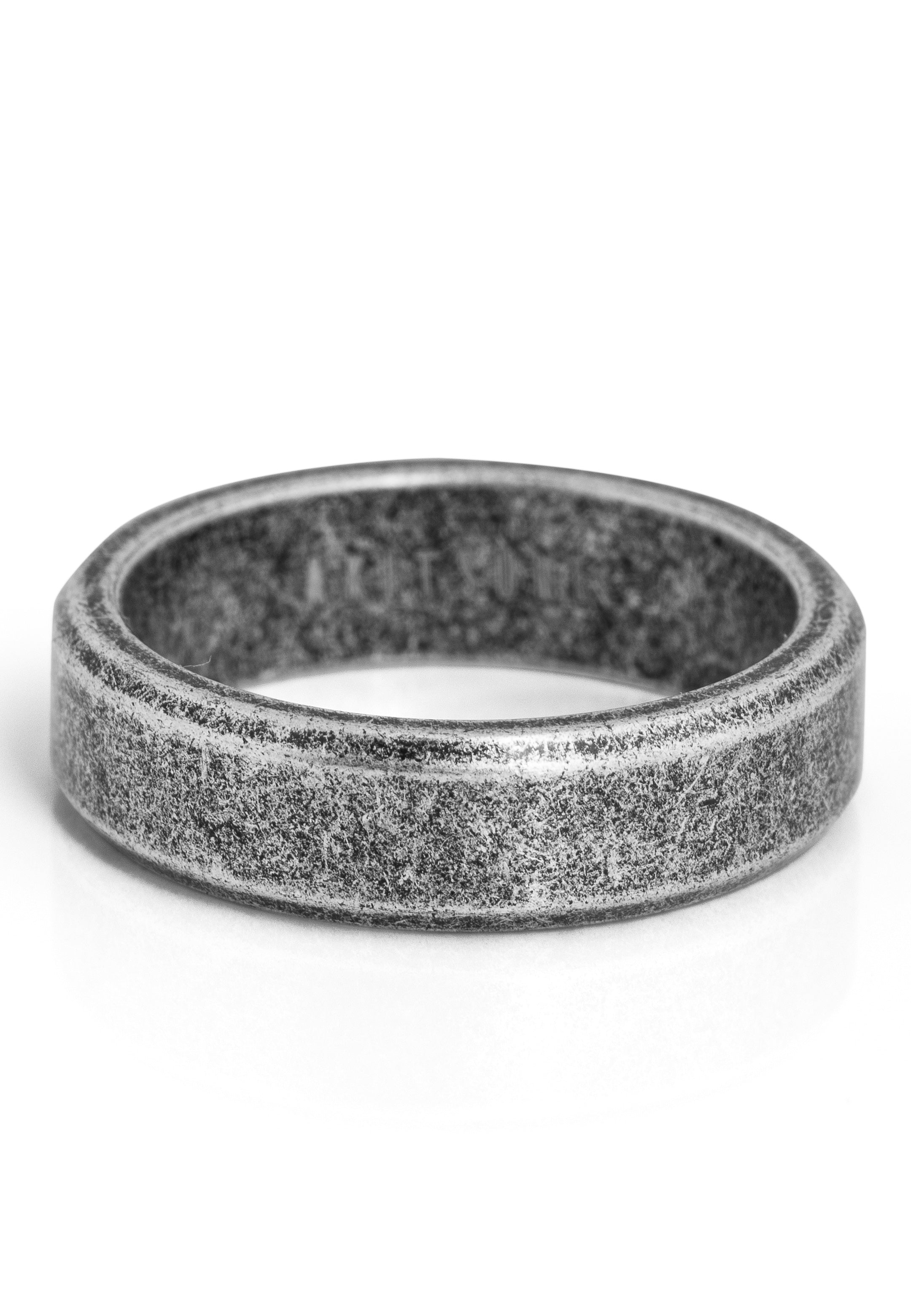 Akitsune-Purus-Minimalistic-Ring-Antique-Silver-Flat