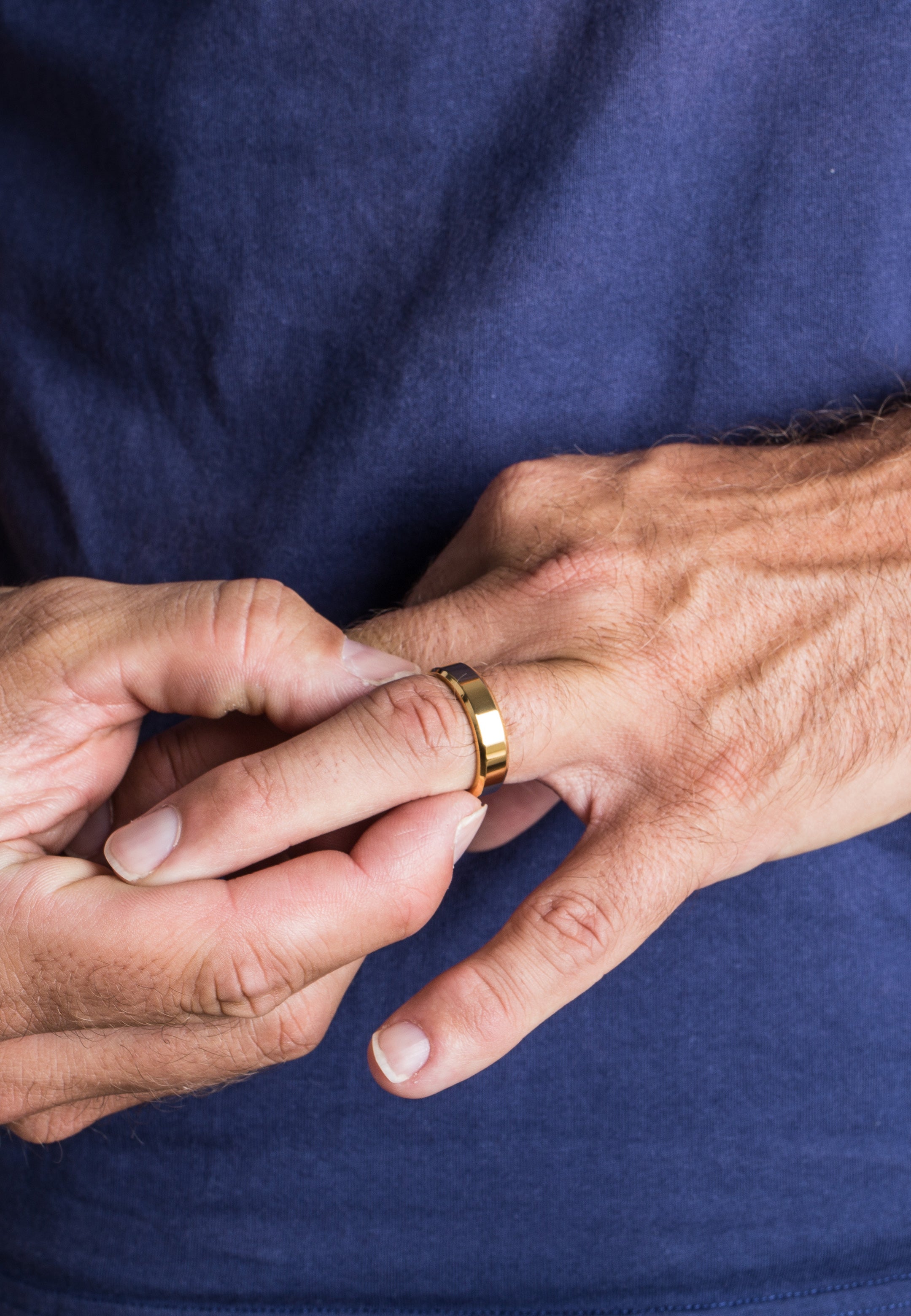 Akitsune-Purus-Minimalistic-Ring-Gold-Model-Finger