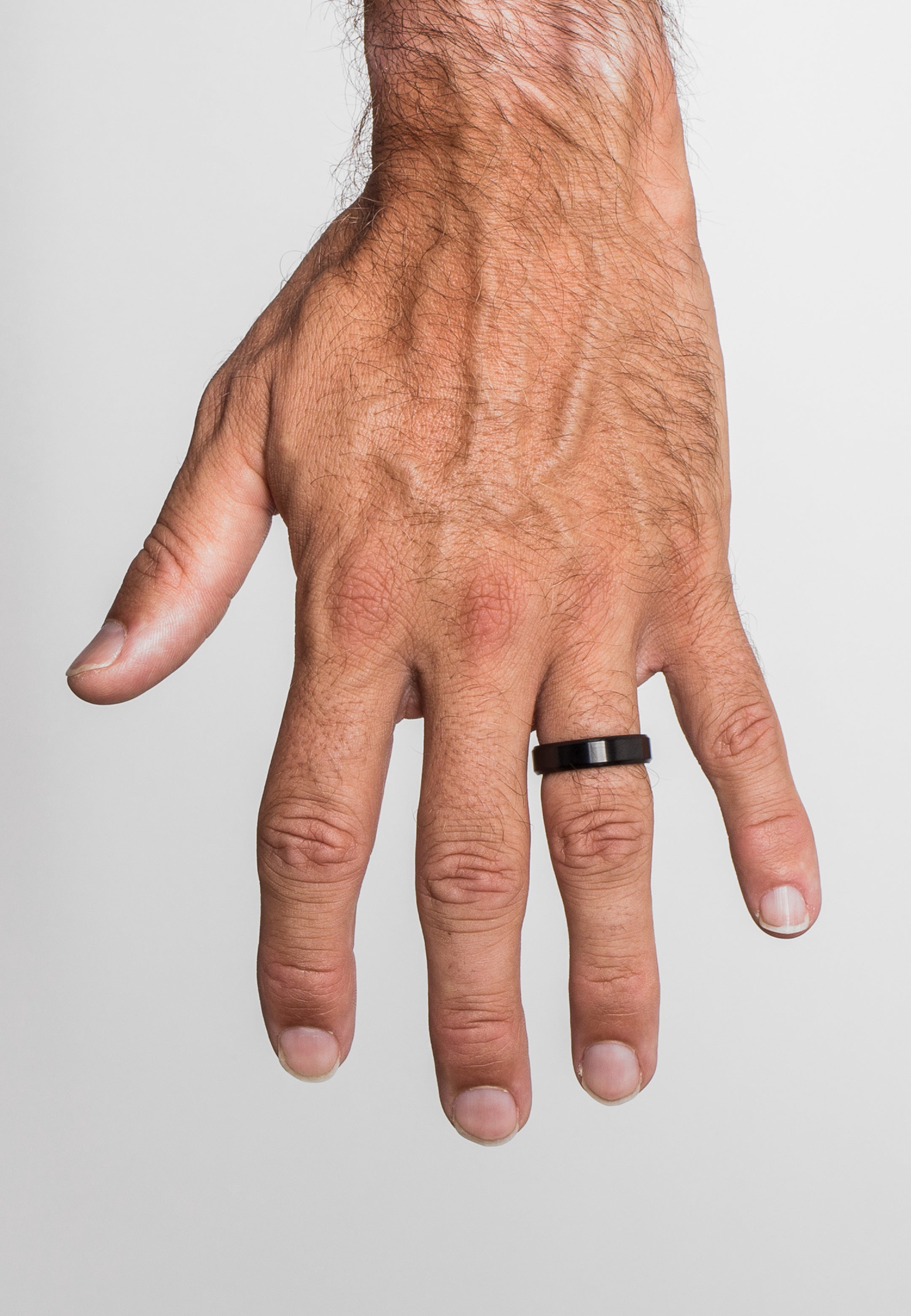 Akitsune-Purus-Minimalistic-Ring-Matte-Black-Model-Hand