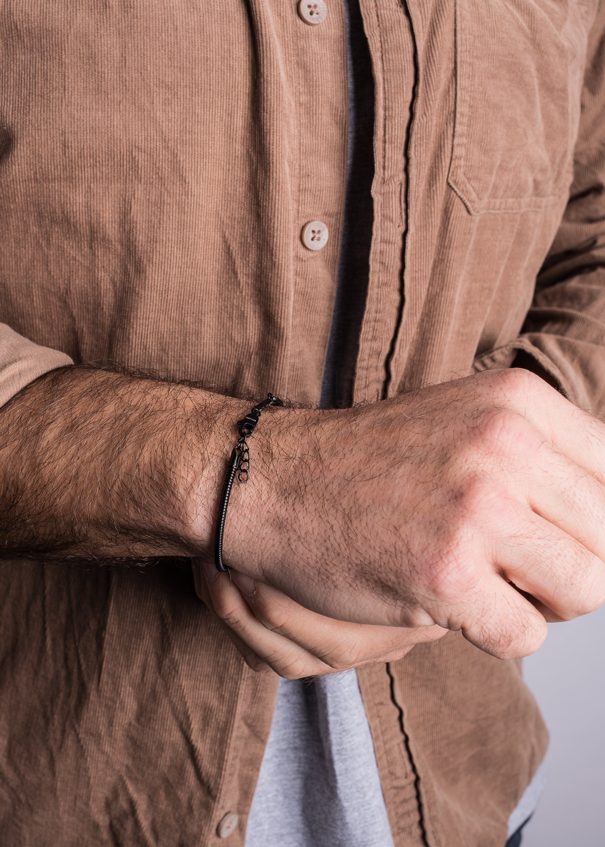 Akitsune-Serpent-Snake-Chain-Link-Bracelet-Matte-Black-3-mm-Model-1