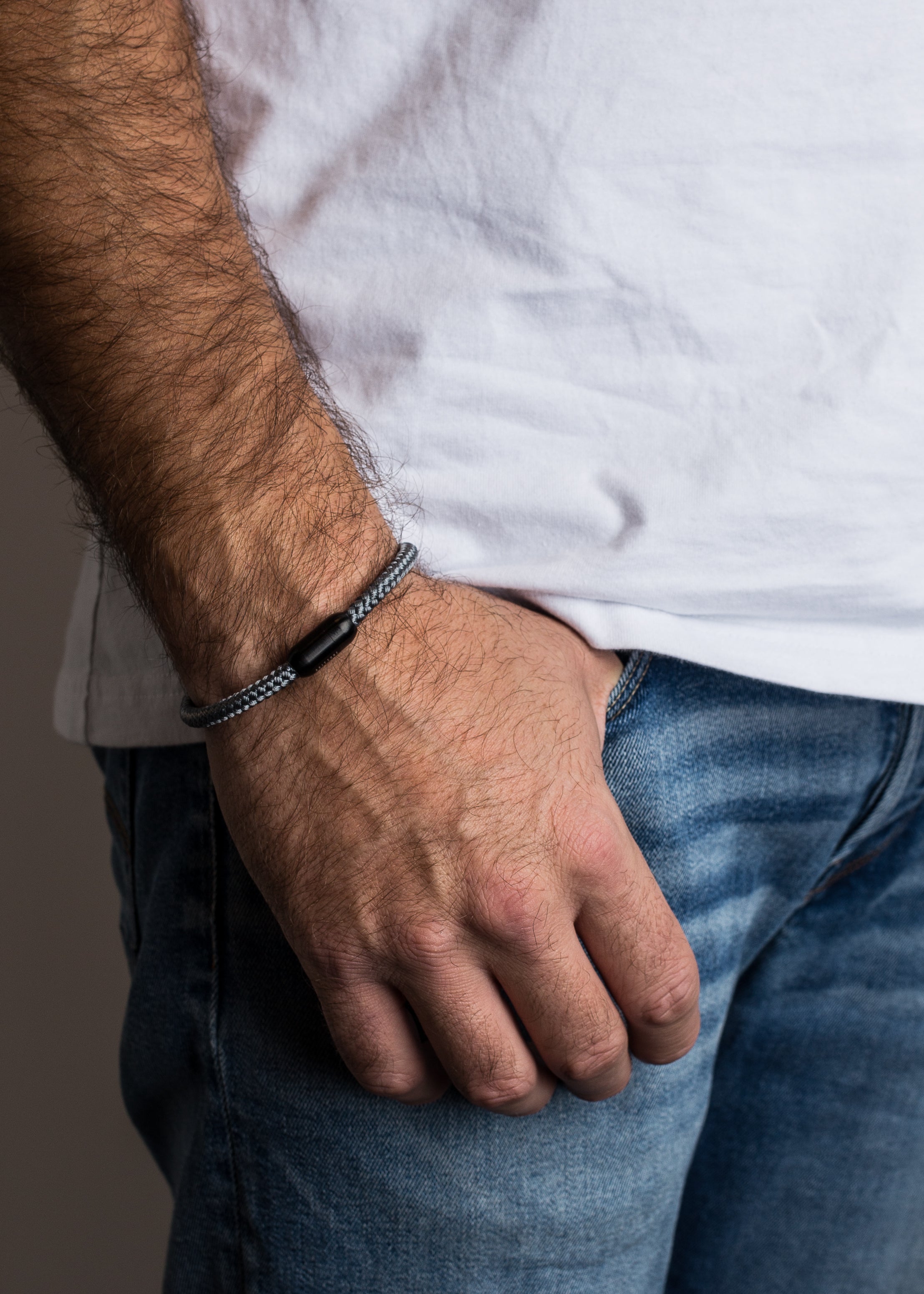 Akitsune-Silva-Nylon-Bracelet-Matte-Black-Grey-Nautical-Slim-Back-Model