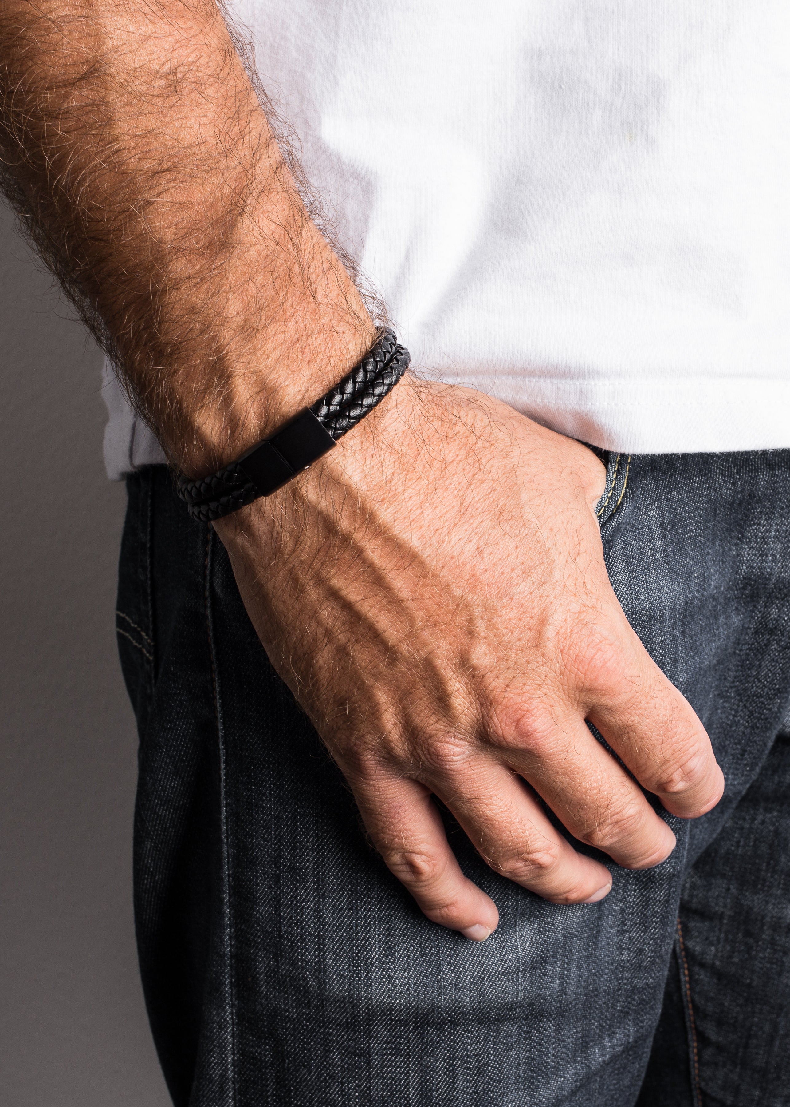 Akitsune-Simplicitas-Leather-Bracelet-Black-Black-Model-Wrist-1