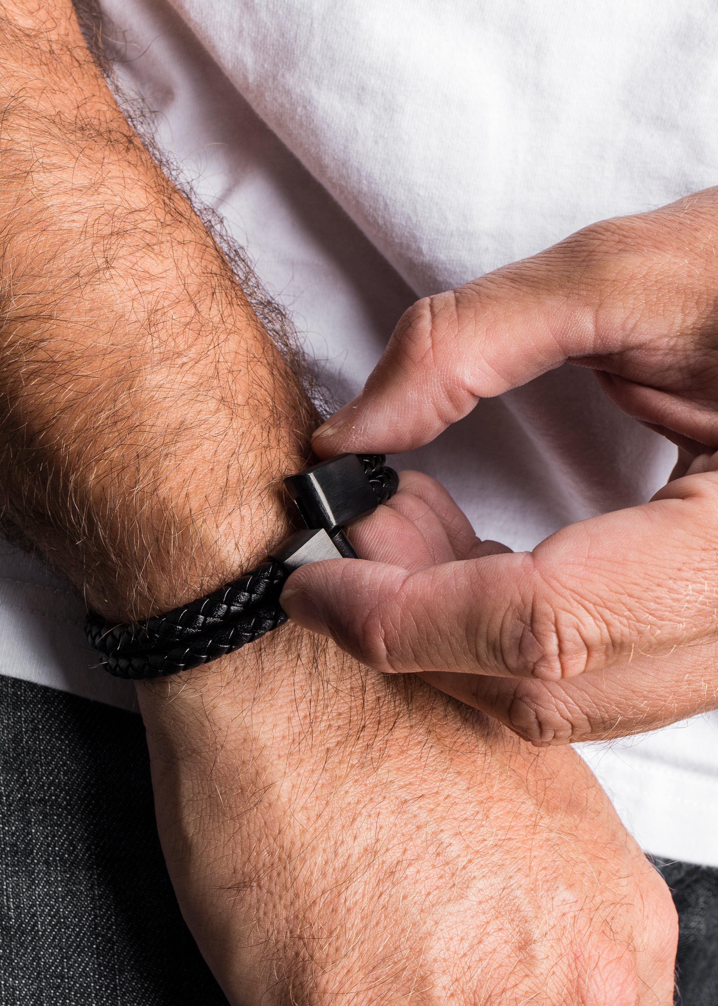 Akitsune-Simplicitas-Leather-Bracelet-Black-Black-Model-Wrist-2