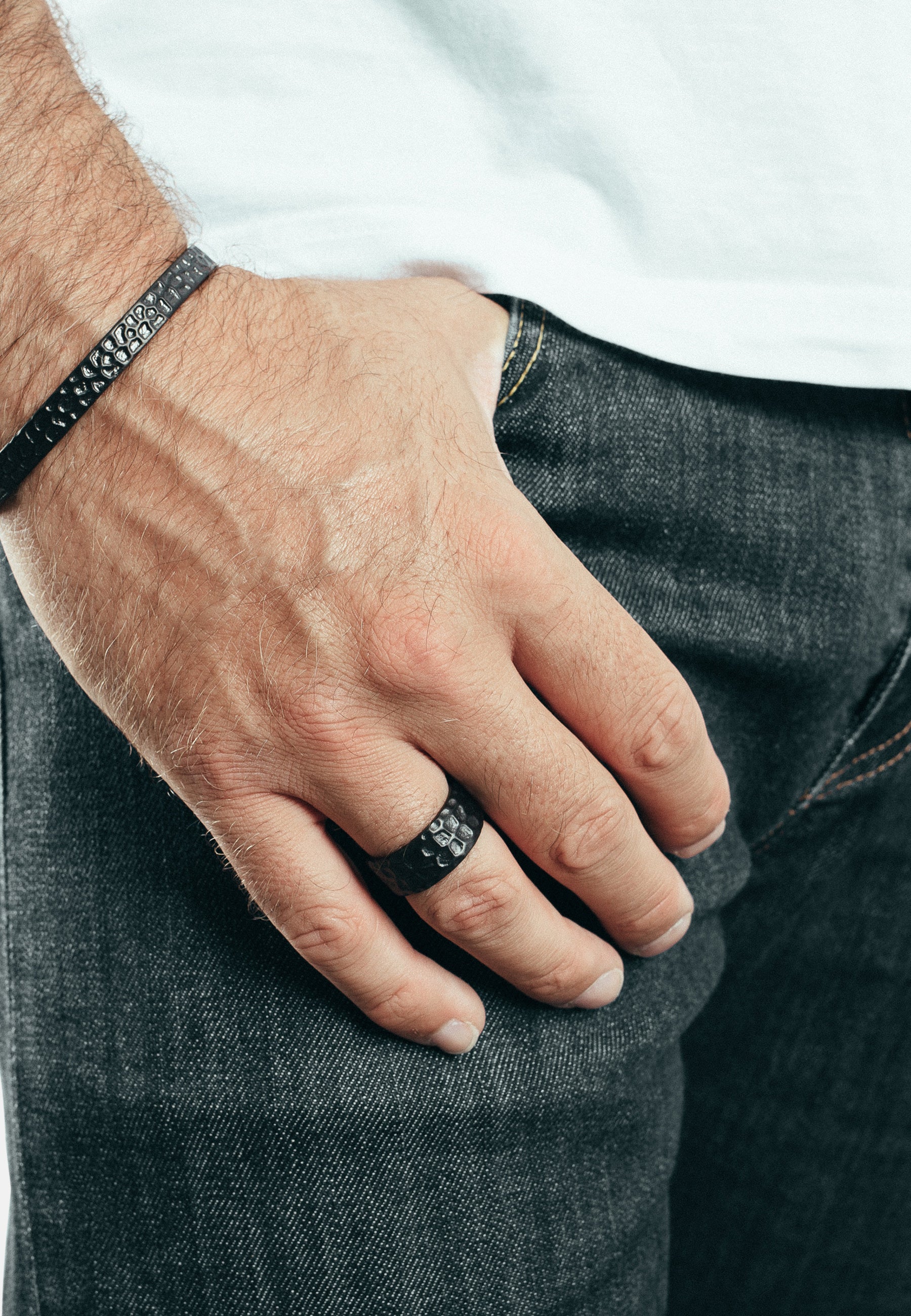 Akitsune-Terra-Bangle-Hammered-Steel-Style-Bracelet-Matte-Black-Model-2